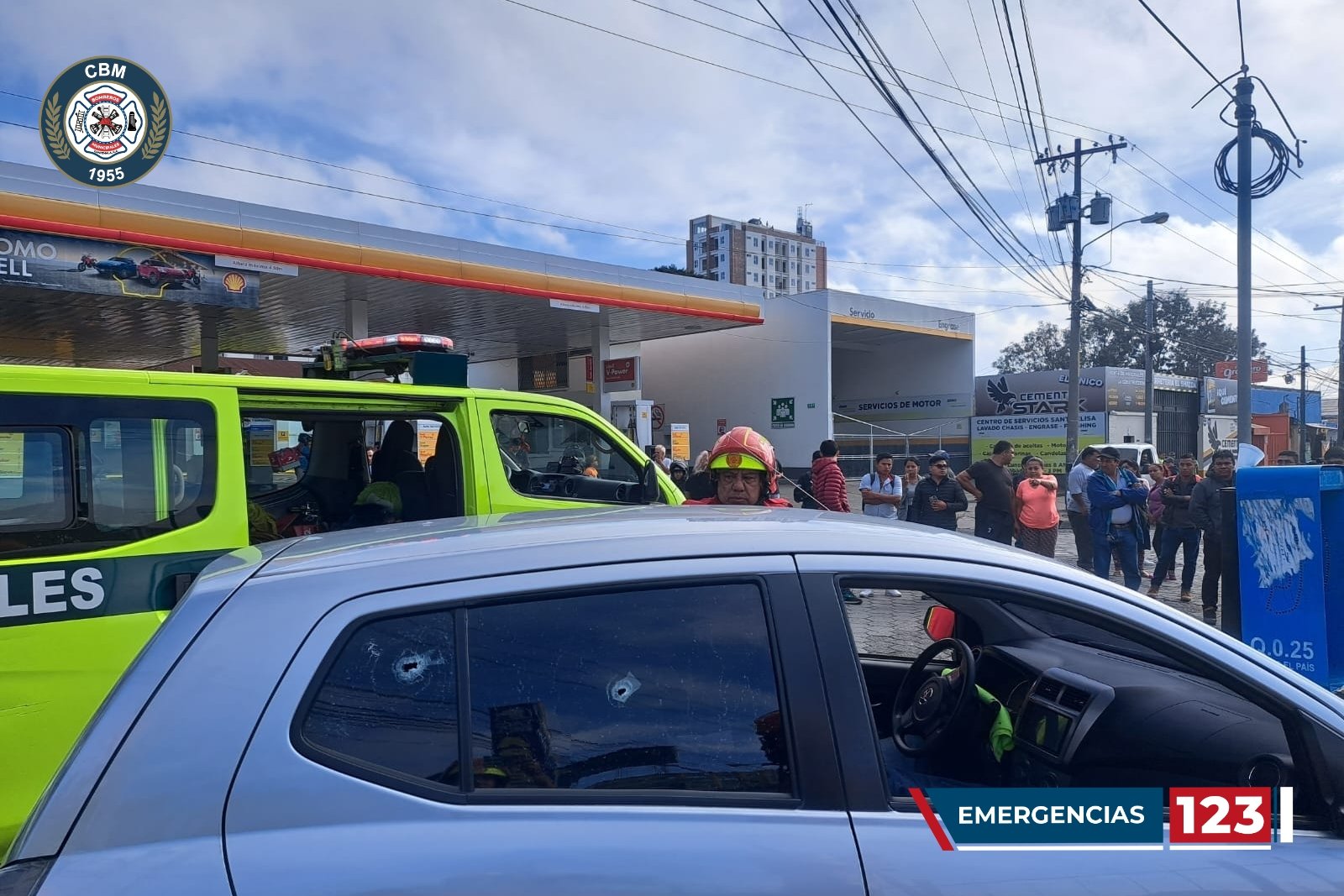 Hombre fue ultimado dentro de un vehículo en la Petapa y 33 calle de la zona 12 de la capital, cerca del ingreso a la Usac. (Foto Prensa Libre: Bomberos Municipales)