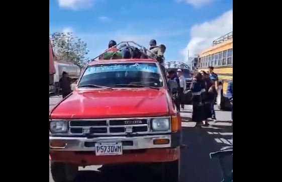 Picop en el que se conducían las víctimas que fueron atacadas en la ruta Interamericana cuando iban a la manifestación en la cumbre de Alaska. (Foto Prensa Libre: captura de video de Prensa Comunitaria)