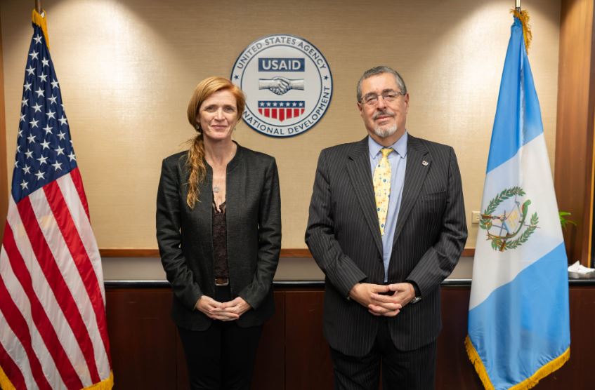 Bernardo Arévalo, presidente electo de Guatemala, junto a Samantha Power, administradora de la Agencia de los Estados Unidos para el Desarrollo Internacional (Usaid), (Foto Prensa Libre: @PowerUSAID)