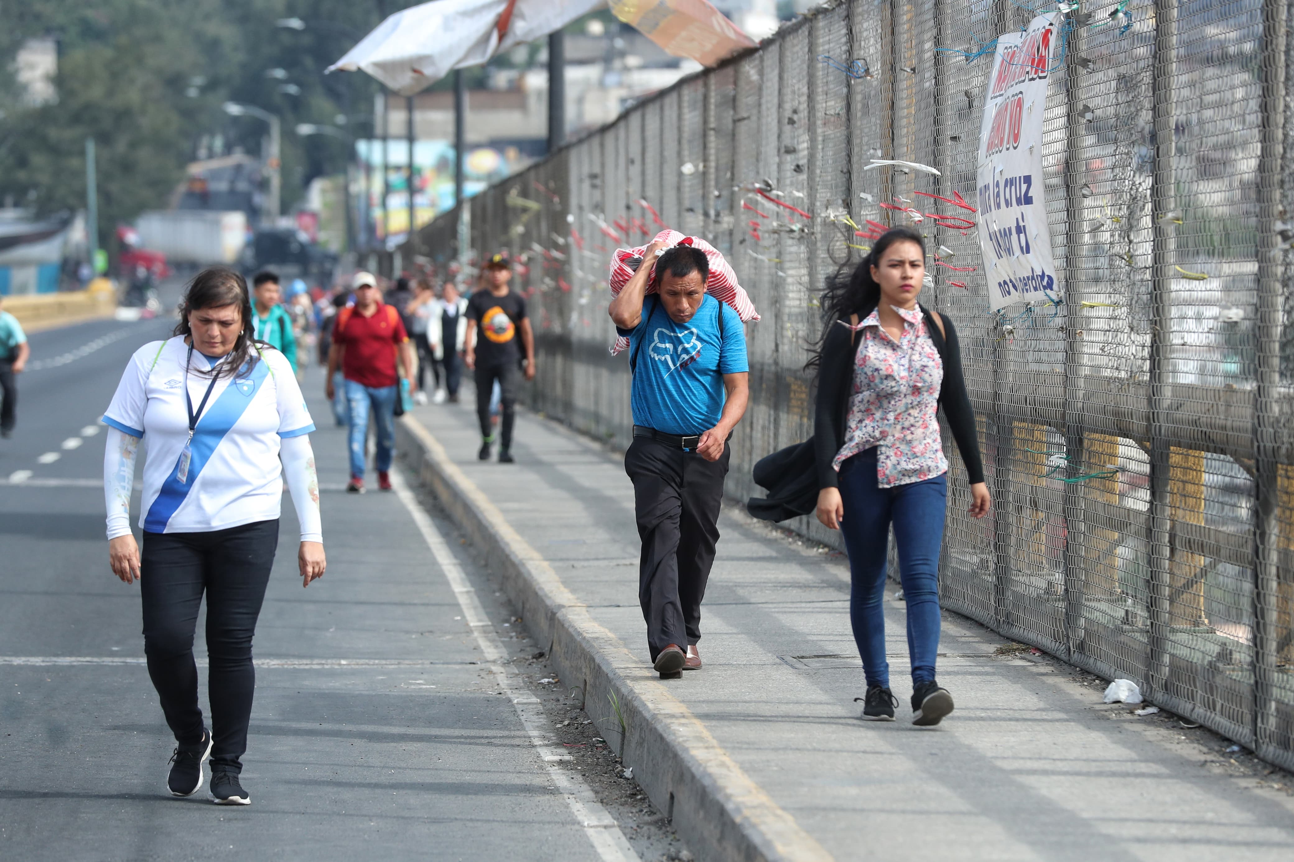 El paso por el puente del Incienso sigue cerrado por un bloqueo. (Foto Prensa Libre: Esbin García)