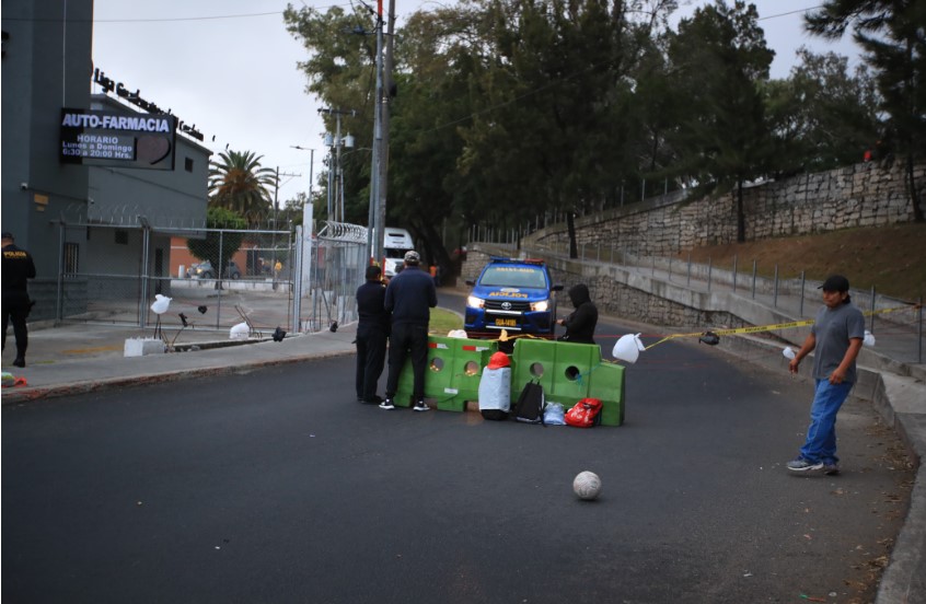 El grupo dijo que mantendrán la manifestación para que sus demandas sean escuchadas. (Foto Prensa Libre: Carlos Hernández)