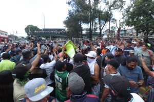 PNC y las personas que mantenían el bloqueo dialogan para llegar un acuerdo. 