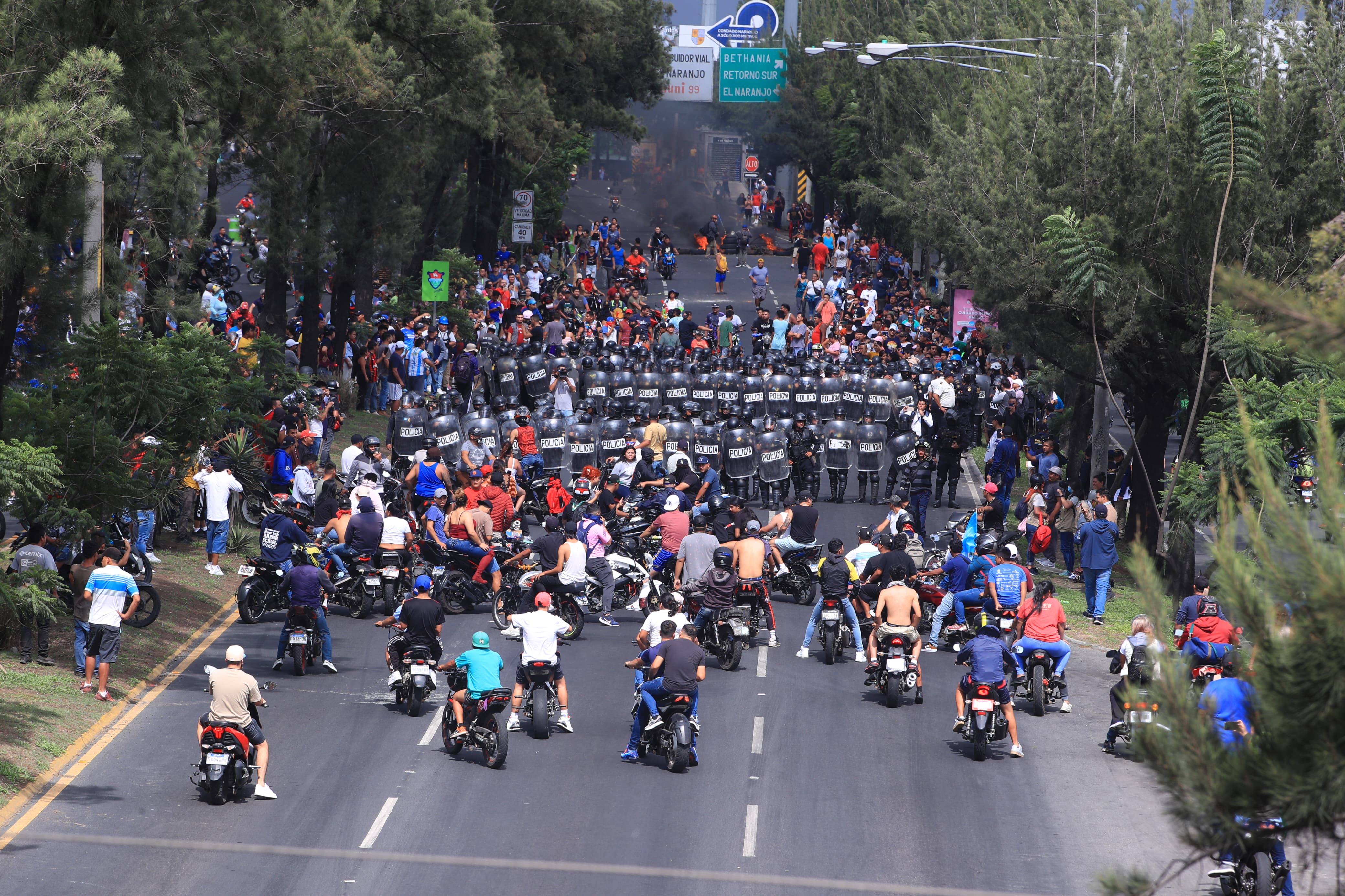 PNC intentó quitar el bloqueo del Periférico, pero personas que mantienen el cierre responden en motos.