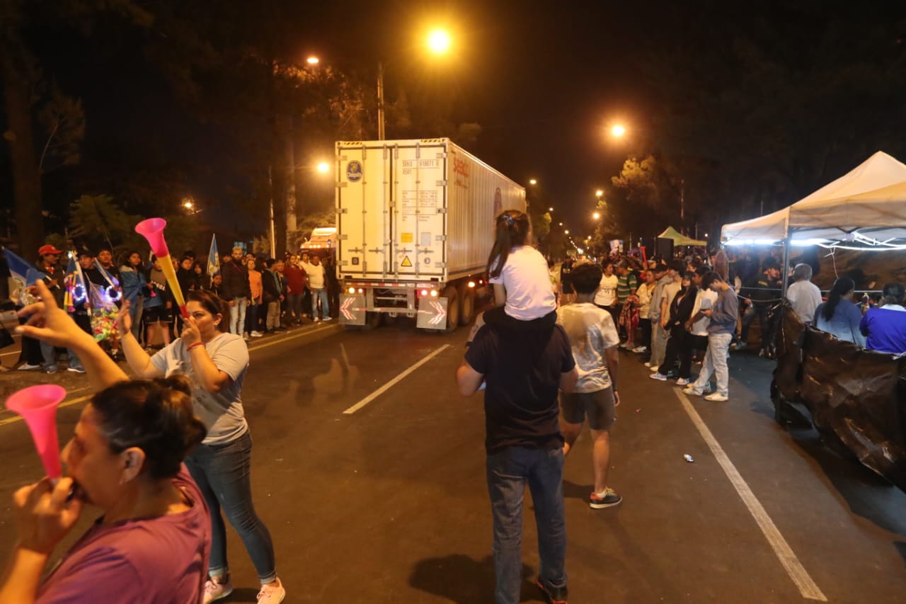 Un camión logra pasar hacia el sur por el Periférico luego de esperar en el bloqueo instalado frente a la colonia Centroamérica.'