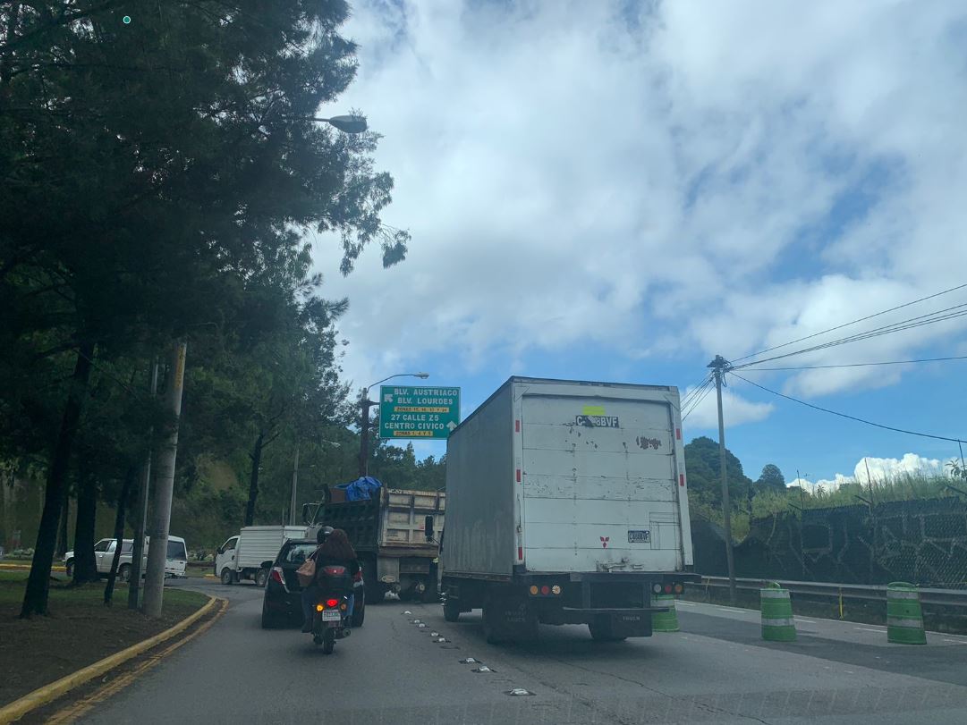 Cierre de los cuatro carriles que sobre el bulevar Lourdes, debido a la lluvia. (Foto Prensa Libre: Fernando López)