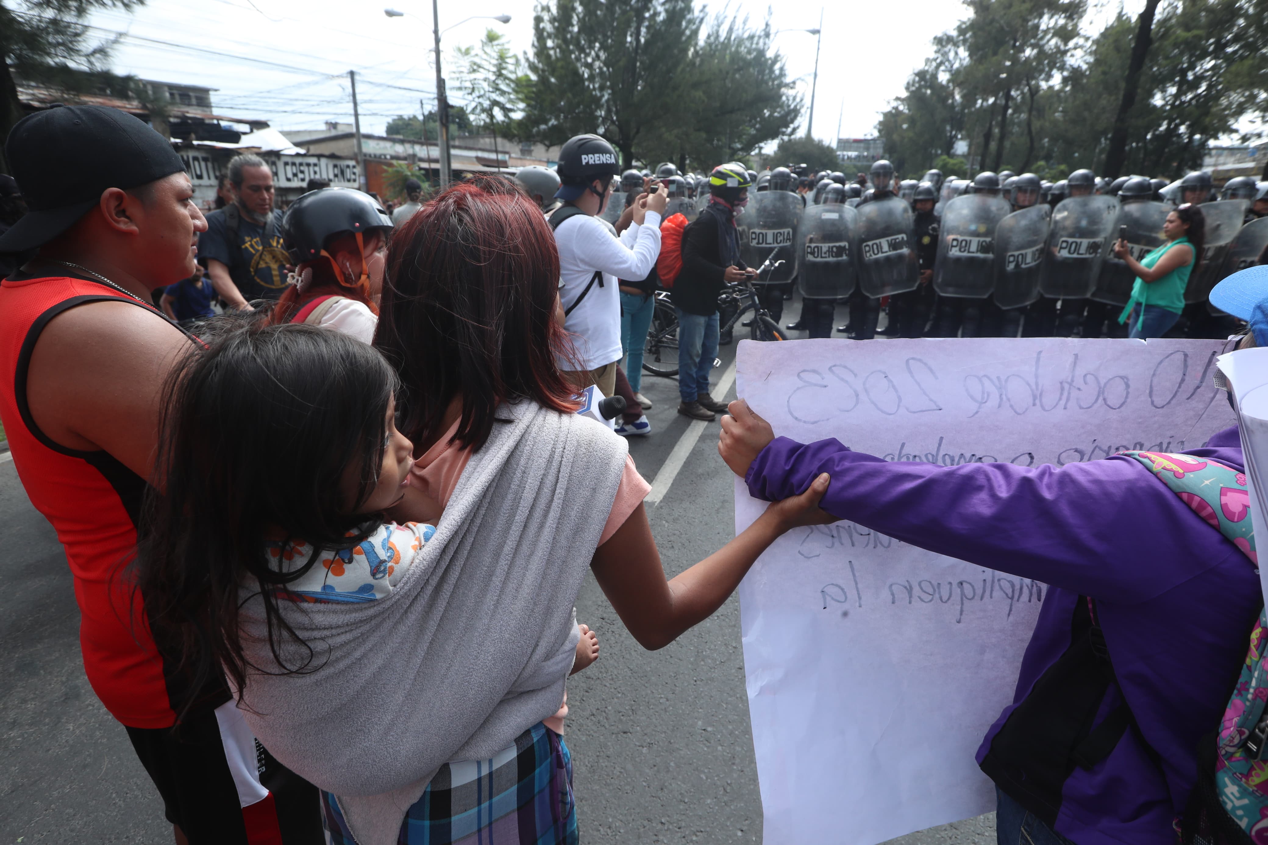 Los manifestantes, algunos con niños, se reagruparon para tomar la ruta en el Anillo Periférico. (Foto Prensa Libre: Esbin García)