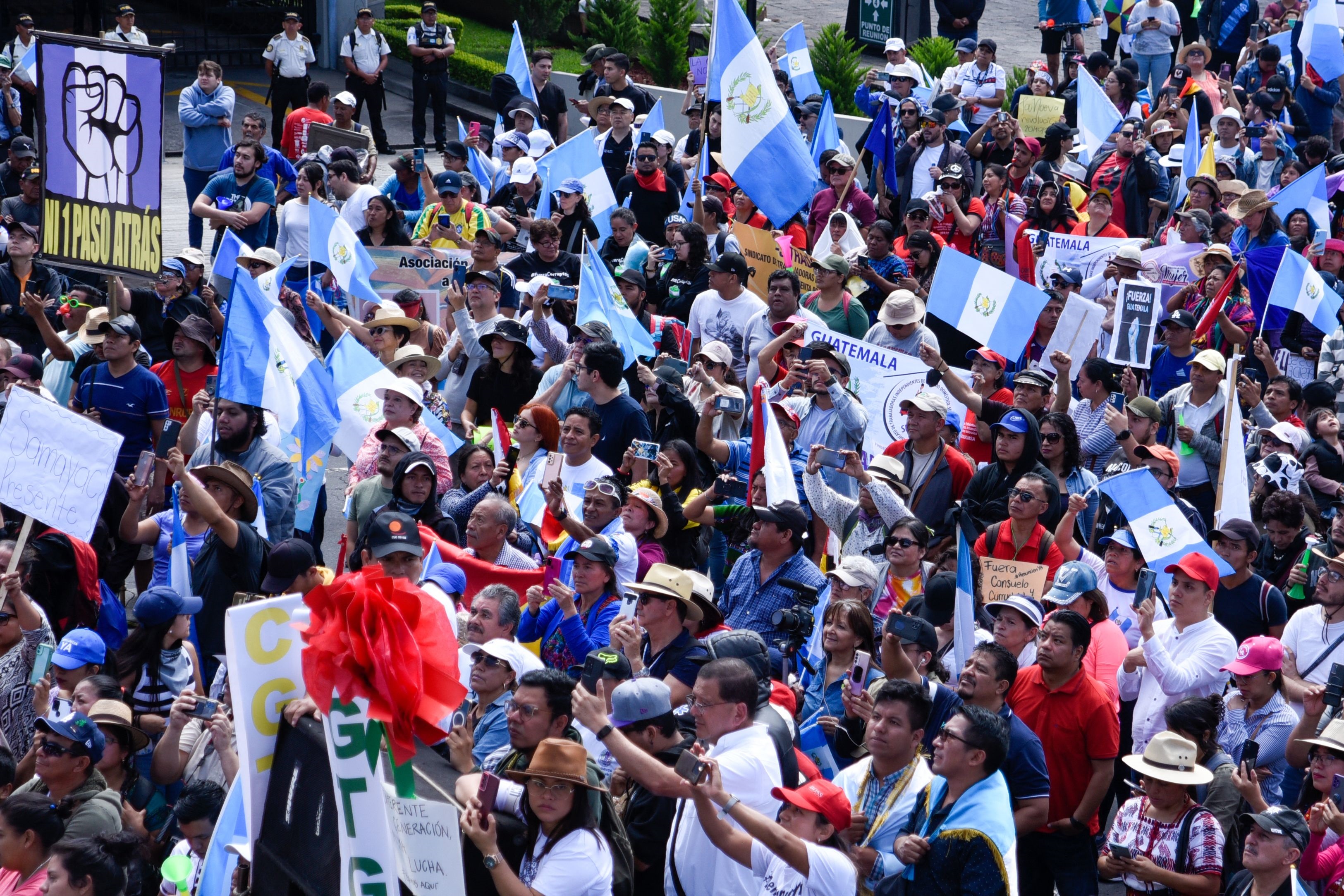 Octubre ha transcurrido en medio de manifestaciones y bloqueos en donde se exige la renuncia de la jefa del Ministerio Público, Consuelo Porras, los fiscales Rafael Curruchiche y Cinthia Monterroso y el juez Fredy Orellana. (Foto Prensa Libre: AFP) 