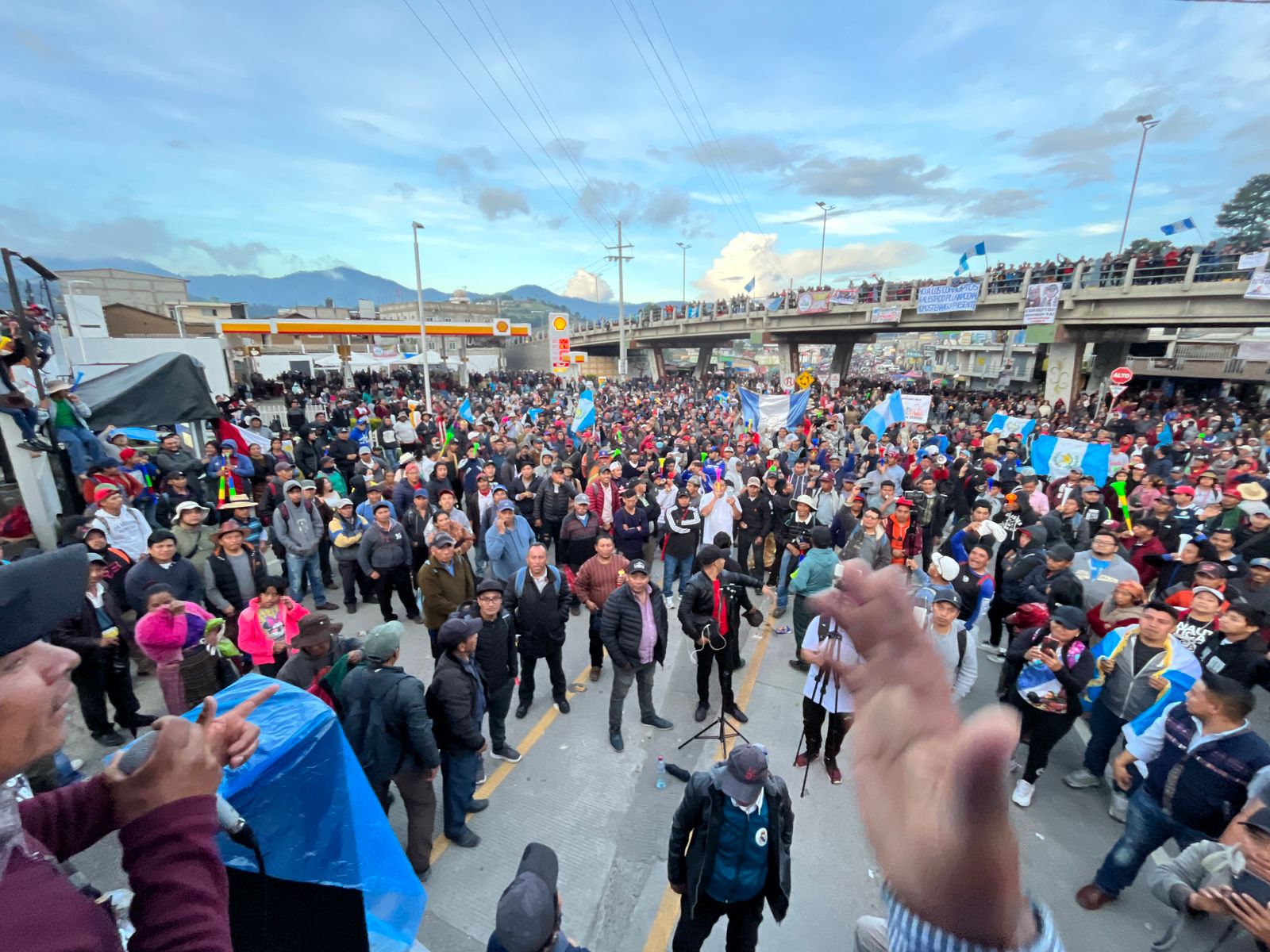 Desde el 2 de octubre pasada, varios tramos carreteros fueron bloqueados por pobladores que exigen la renuncia de Consuelo Porras. (Foto Prensa Libre: Mynor Toc)