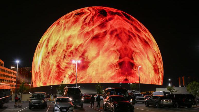 La esfera encendió sus luces exteriores por primera vez el 4 de julio y abrió sus puertas este viernes 29 de septiembre.