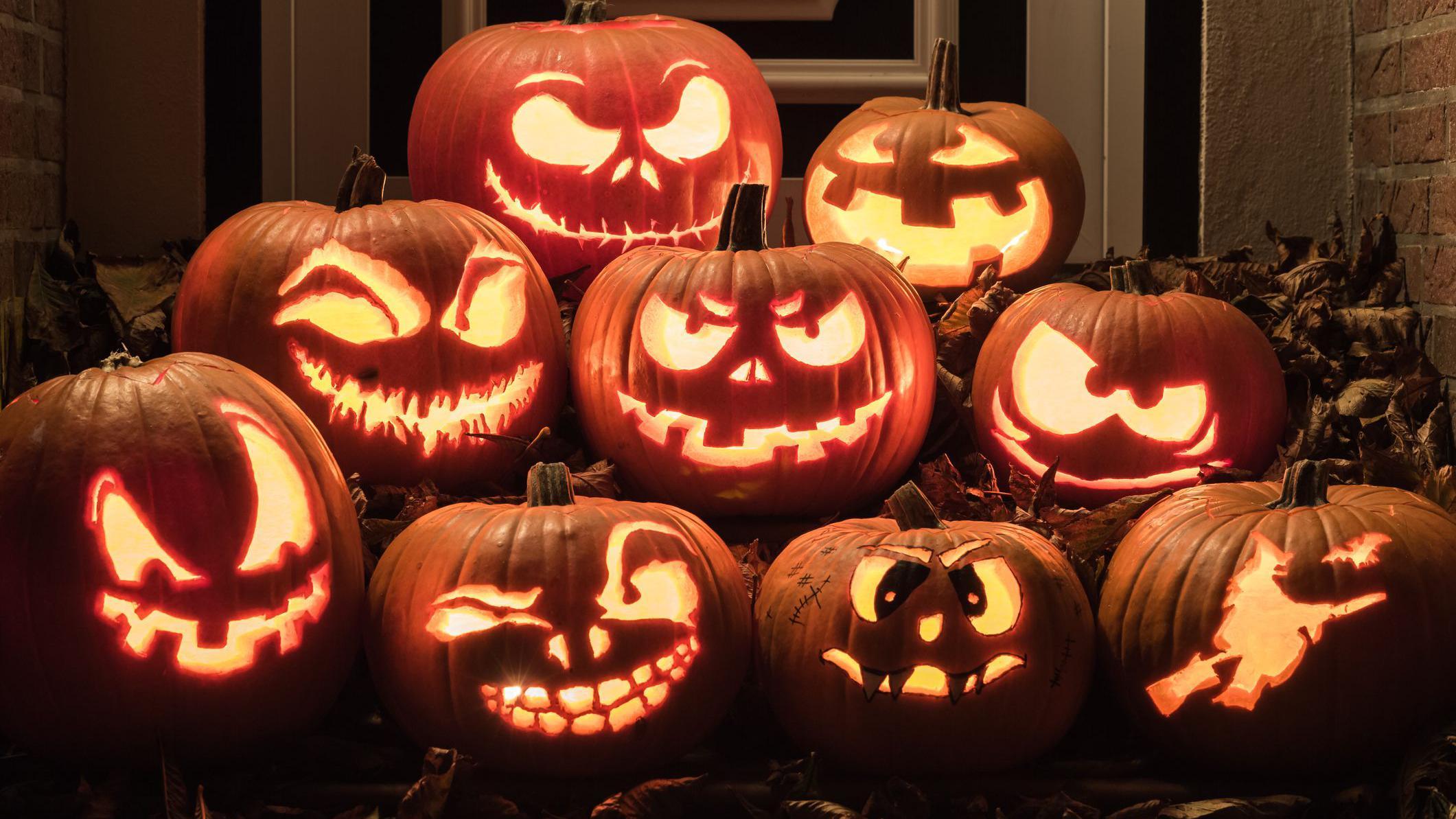 En la cáscara de las calabazas se recortan los ojos y la boca por los que sale la luz. (GETTY IMAGES)