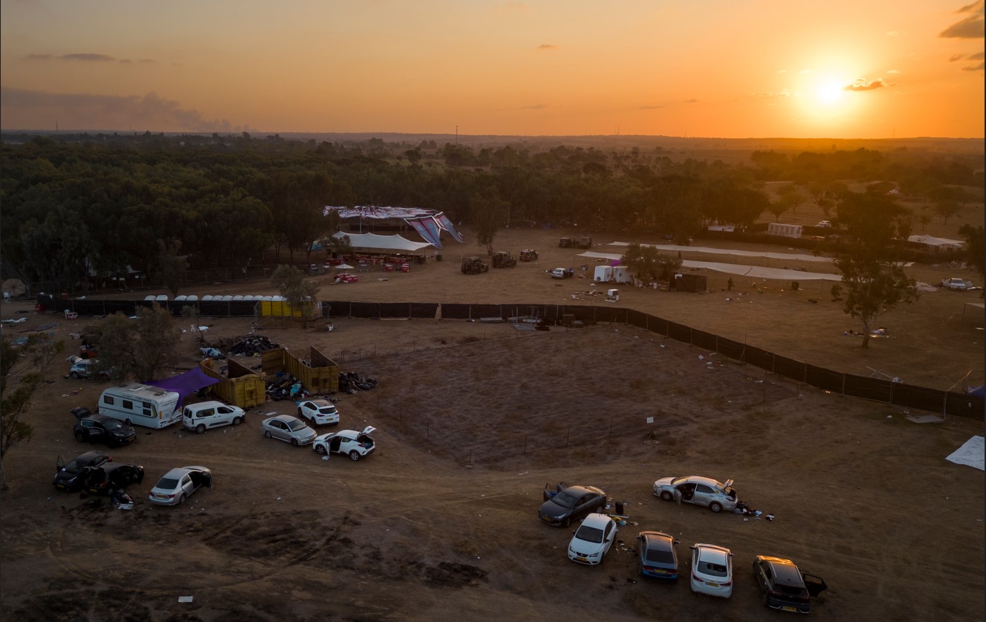 El sitio del festival de música que hombres armados de Hamás atacaron, a unos kilómetros de la frontera con Gaza en el kibutz Be’eri, Israel, el 11 de octubre de 2023. (Sergey Ponomarev/The New York Times)