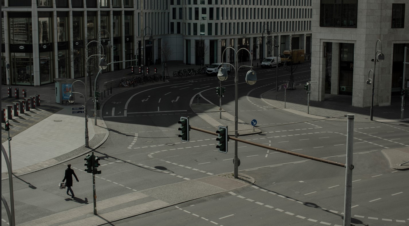 Algunos peatones cruzan una calle casi desierta en Berlín, el 1.° de abril de 2020. (Emile Ducke/The New York Times).