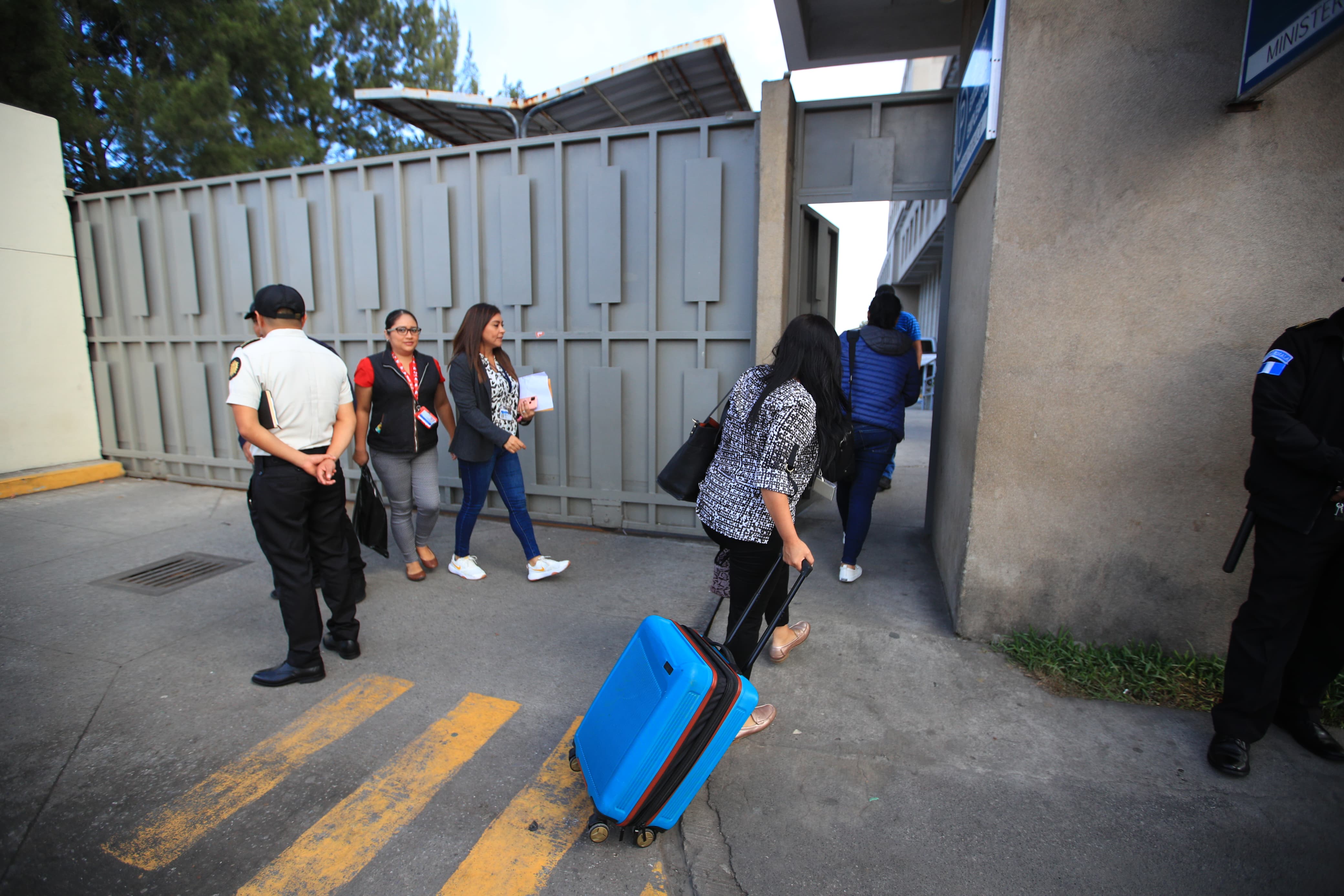 Personal del MP ingresó y sacó maletas, cajas y bolsas del edificio de Gerona. (Foto Prensa Libre: Carlos Hernández)