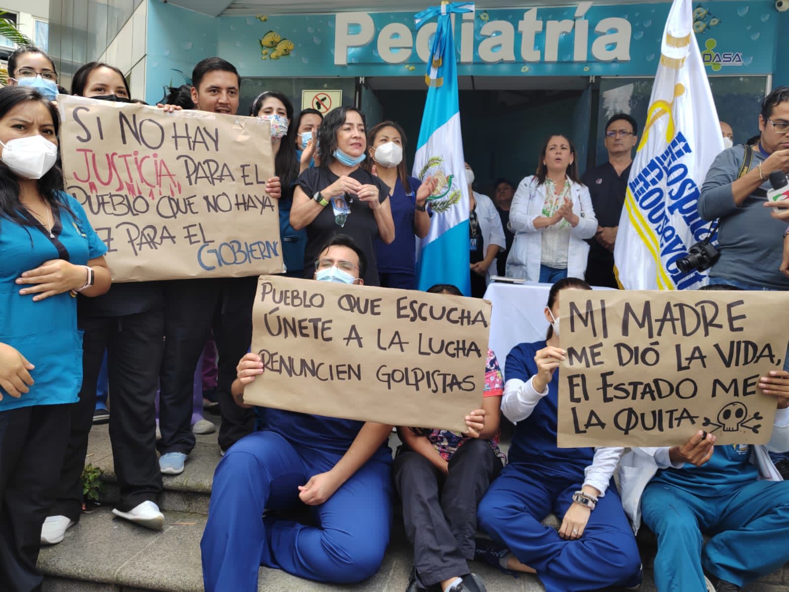 Médicos del Hospital Roosevelt exigen la renuncia de la fiscal Consuelo Porras; del jefe de la Feci, Rafael Curruchiche y de juez Fredy Orellana en una protesta a inicios de octubre de 2023. (Foto Prensa Libre: Rubén Lacán)