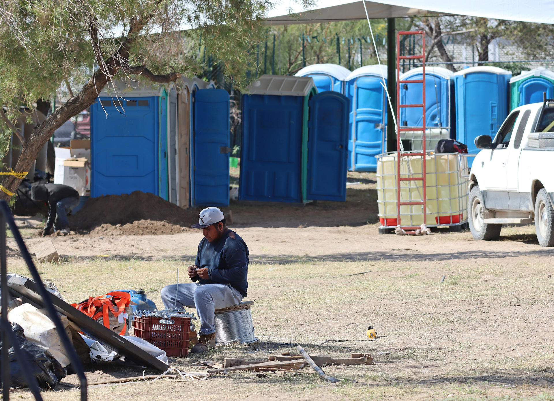 Un migrante al interior de un albergue, en Ciudad Juárez, Chihuahua, México. (Foto Prensa Libre: EFE)