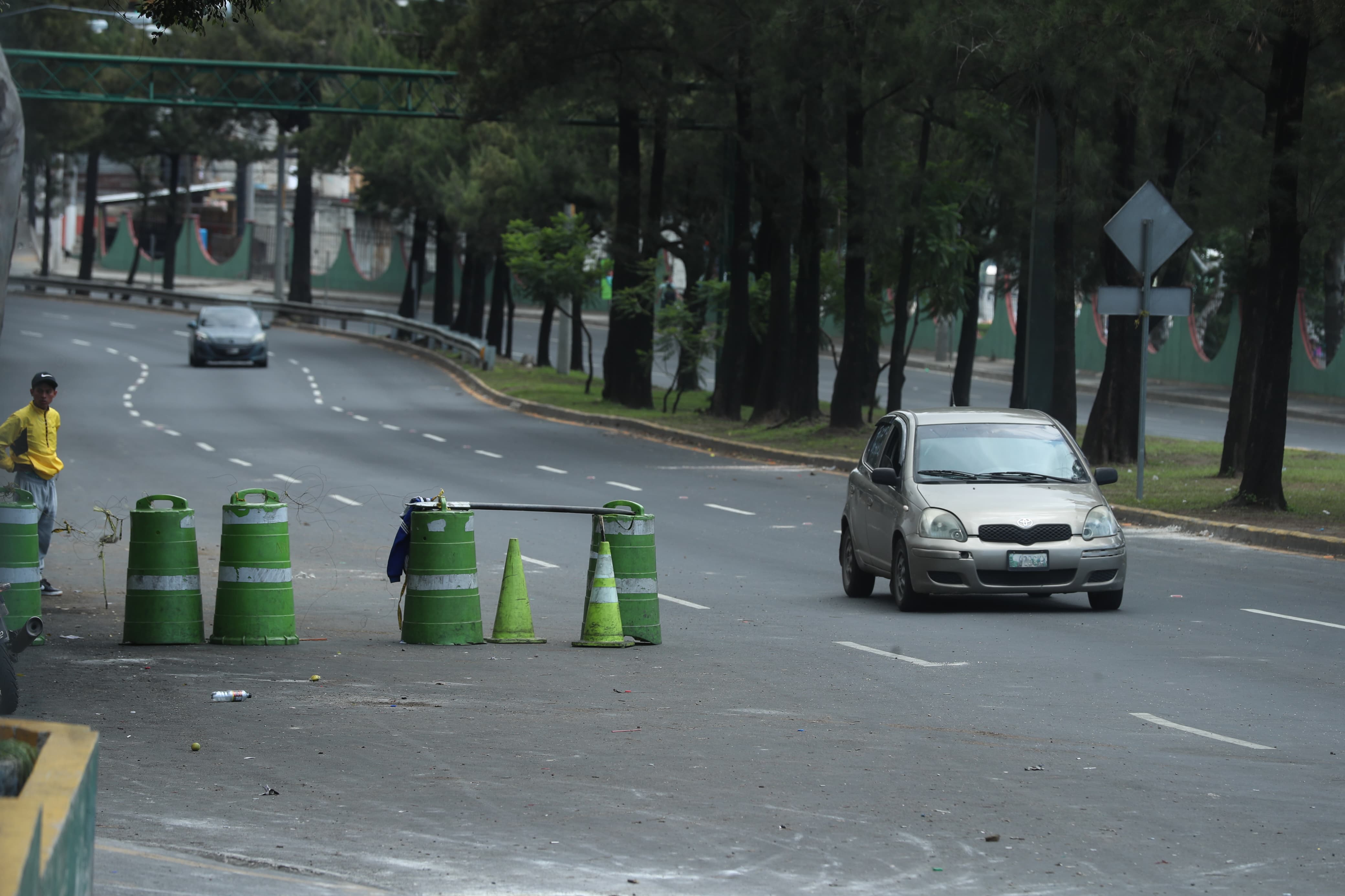 En el Perifíefico los manifestantes dan paso por algún tiempo y luego vuelven a tapar el paso. (Foto Prensa Libre: Esbin García)