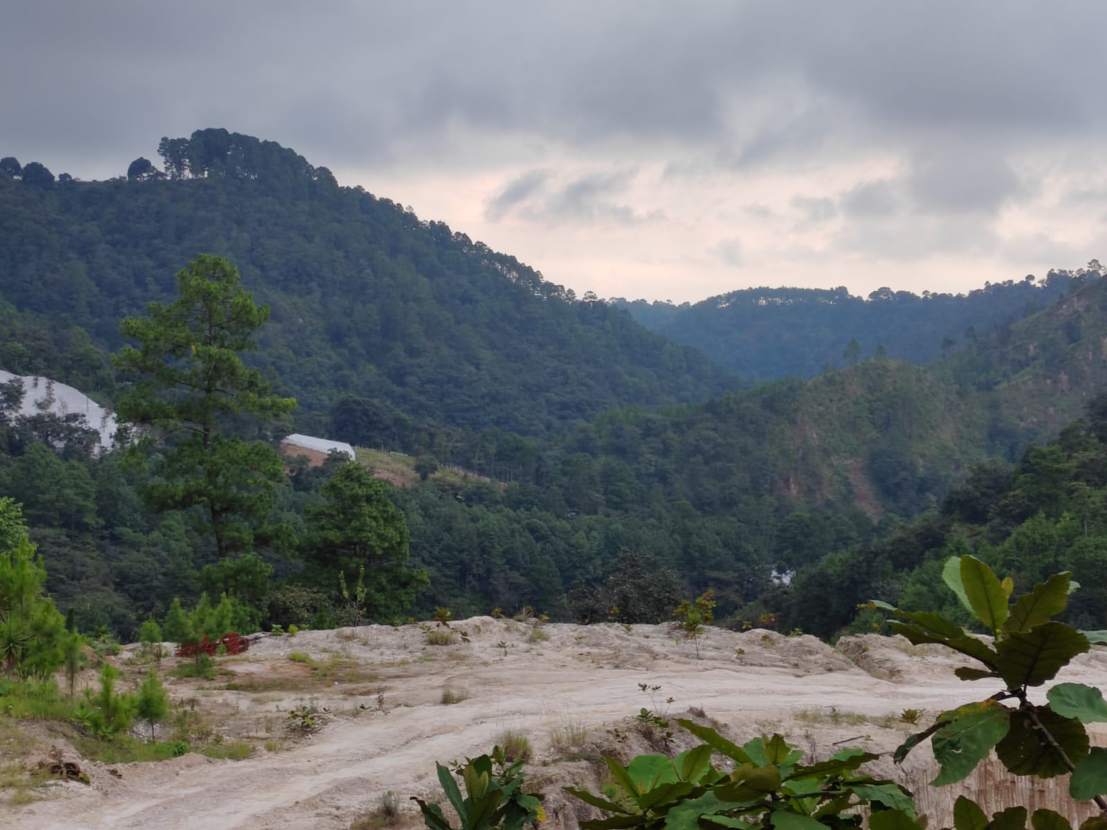 Vecinos colocaron un candado a la llave de paso que permite el abastecimiento de agua a la capital, y constantemente efectúan recorridos para mantener vigilada la planta Xayá-Pixcayá. (Foto Prensa Libre: Fernando Magzul).