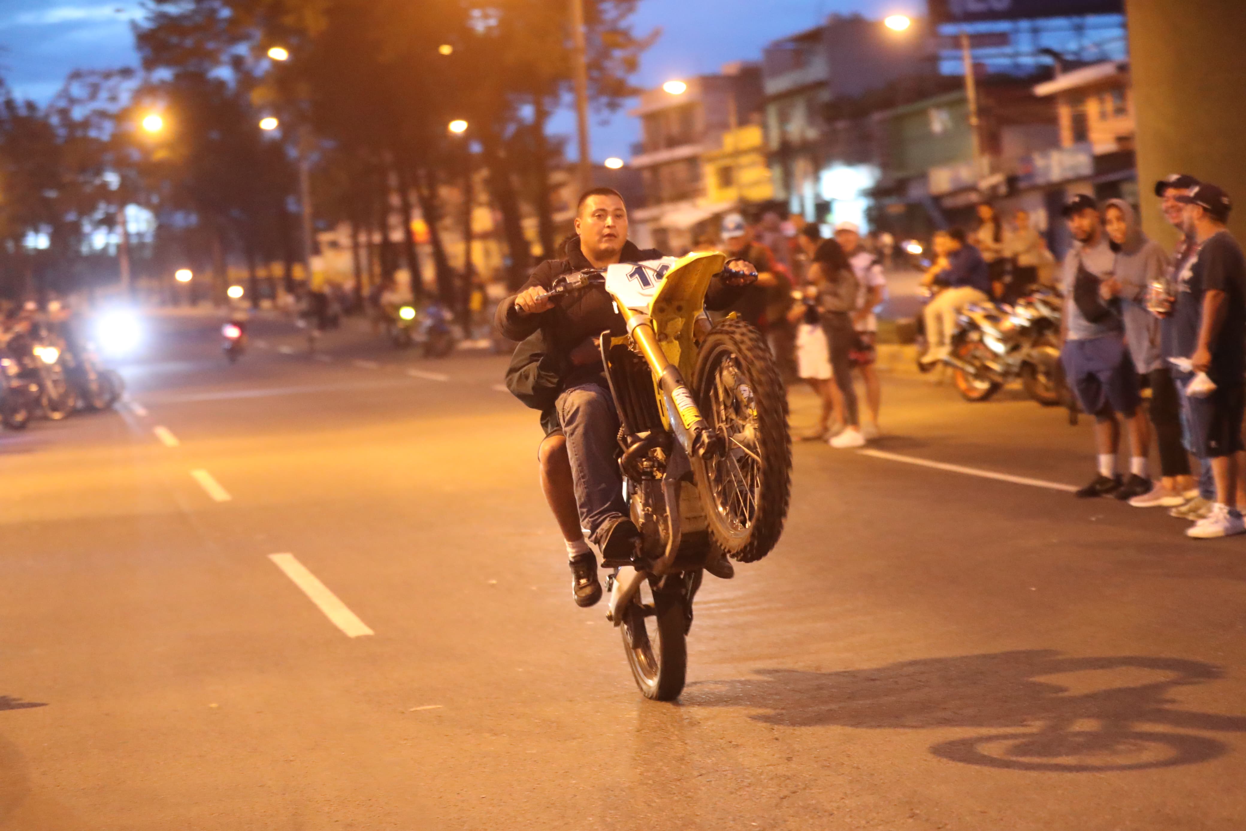 Un motorista hace un "caballito" sobre el periférico capitalino durante la jornada de manifestaciones de este 10 de octubre de 2023. (Foto Prensa Libre: Erick Ávila).