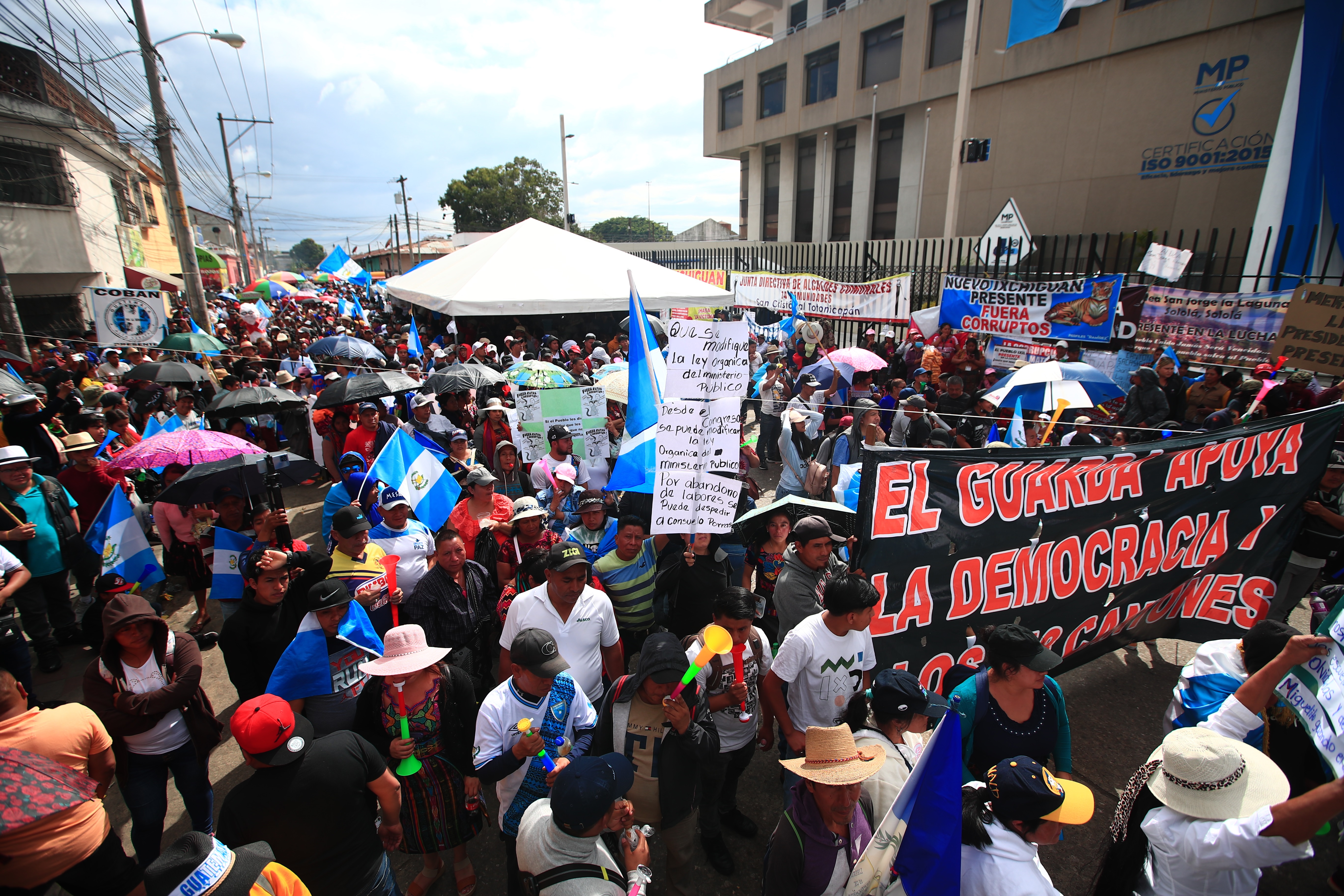 Durante tres semanas se han mantenido manifestaciones frente al Ministerio Público en contra de la fiscal general, Consuelo Porras, el jefe de la Feci, Rafael Curruchiche y el juez Séptimo Penal, Fredy Orellana. (Foto Prensa Libre: María José Bonilla)