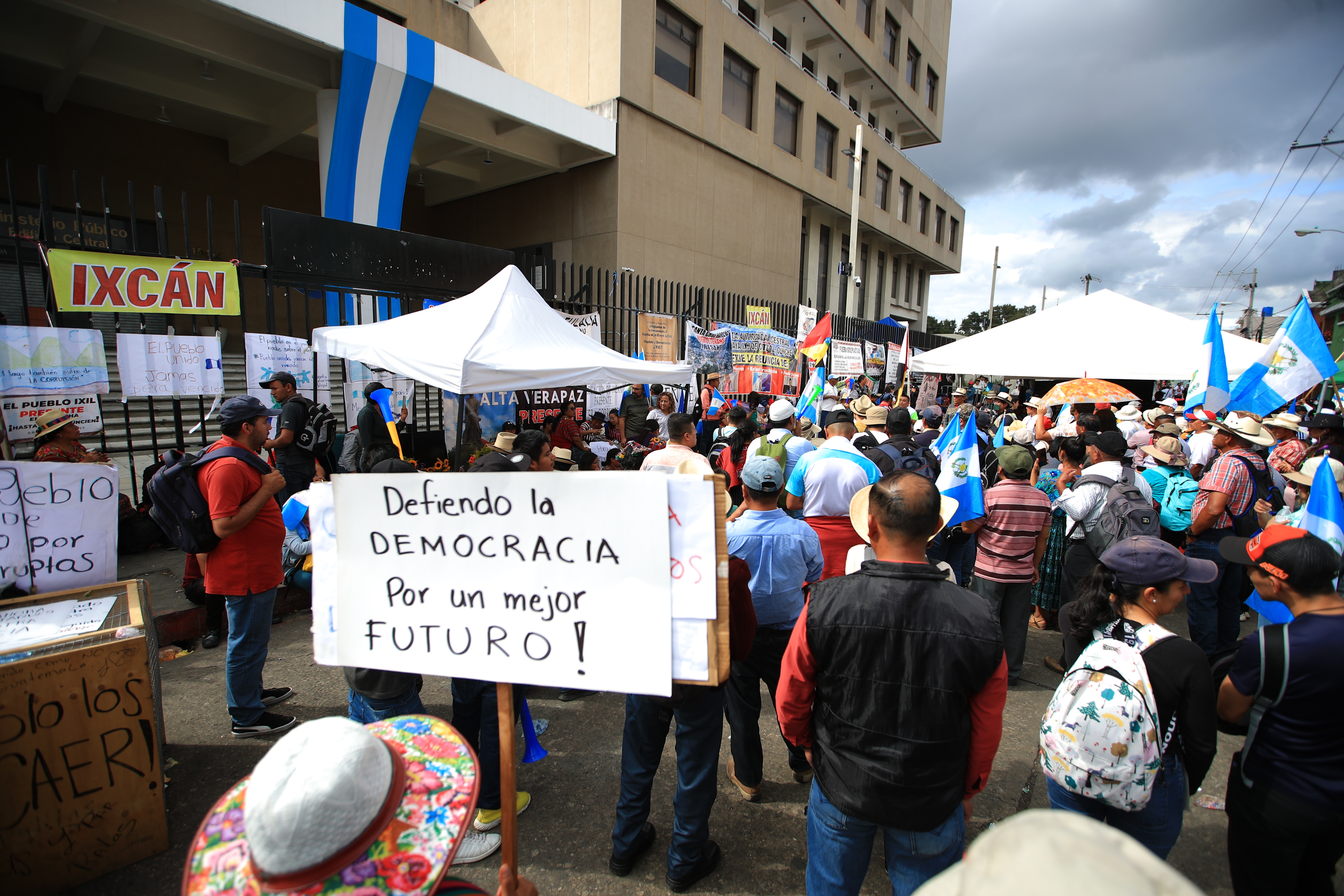 Las acciones de la Feci en contra del proceso electoral desataron una ola de manifestaciones y bloqueos en todo el país. Organizaciones indígenas mantienen la protesta frente a la sede del MP. (Foto Prensa Libre: Carlos Hernández)
