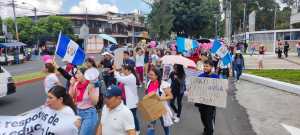 En la manifestación participan estudiantes, profesores y personal administrativo del CUM. 