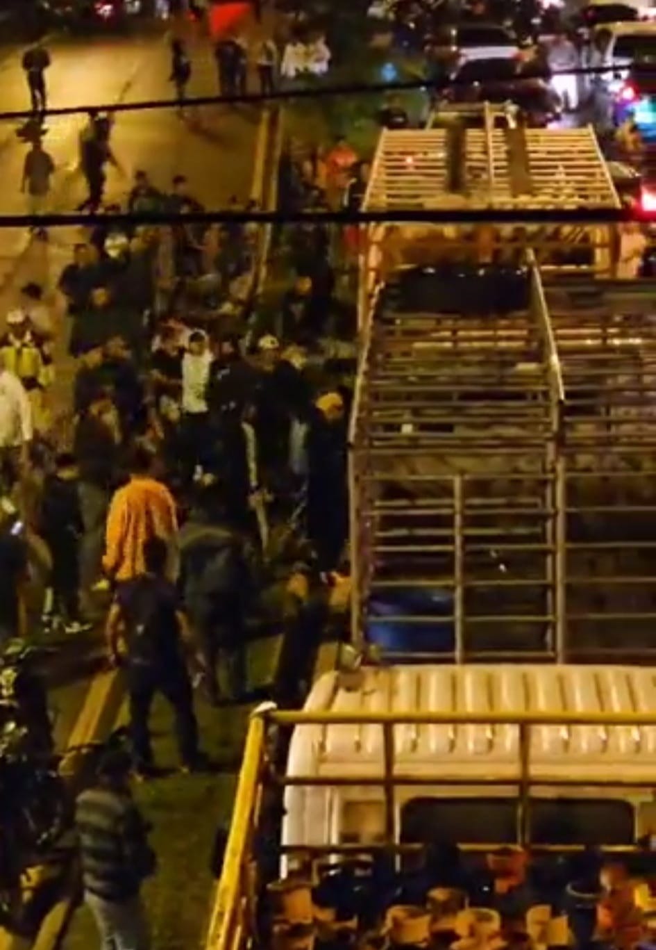 Pobladores que protestan en el kilómetro 13 de la ruta al Atlántico expulsaron supuestos infiltrados que intentaron generar caos en ese punto. (Foto Prensa Libre: captura de pantalla).