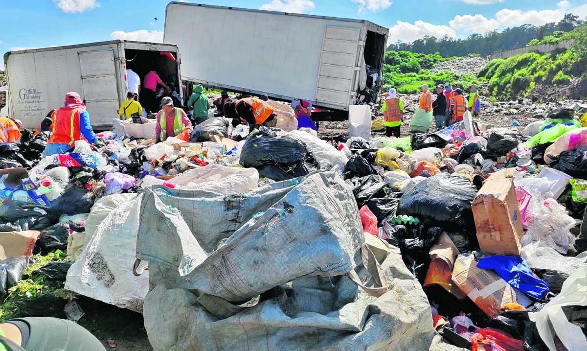 Por ahora y hasta el 2025 la población debe separar la basura en orgánico e inorgánico, pero eso no se cumple. (Foto Prensa Libre: Hemeroteca PL)