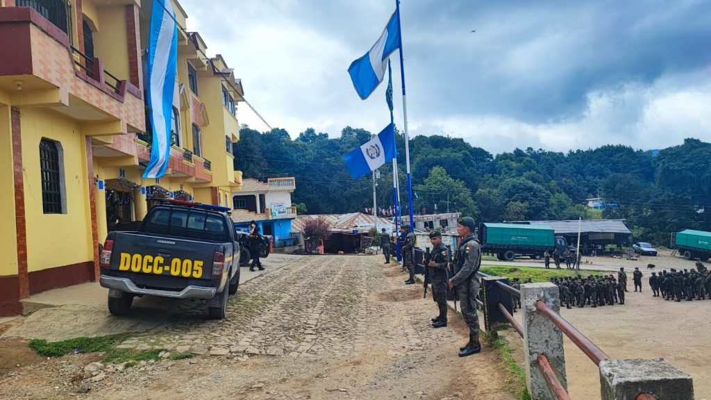 Familiares de tres trabajadores de la fiscalía municipal del Ministerio Público en Tajumulco, San Marcos, claman porque los liberen. Están privados de la libertad desde el 25 de septiembre. (Foto Prensa Libre: Hemeroteca PL).