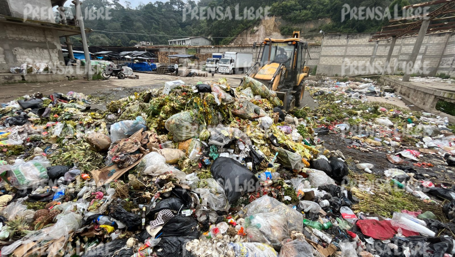 Un tractor reúne la verdura que se echó a perder para luego llevarla a un basurero en Almolonga. (Foto Prensa Libre: Mynor Toc) 