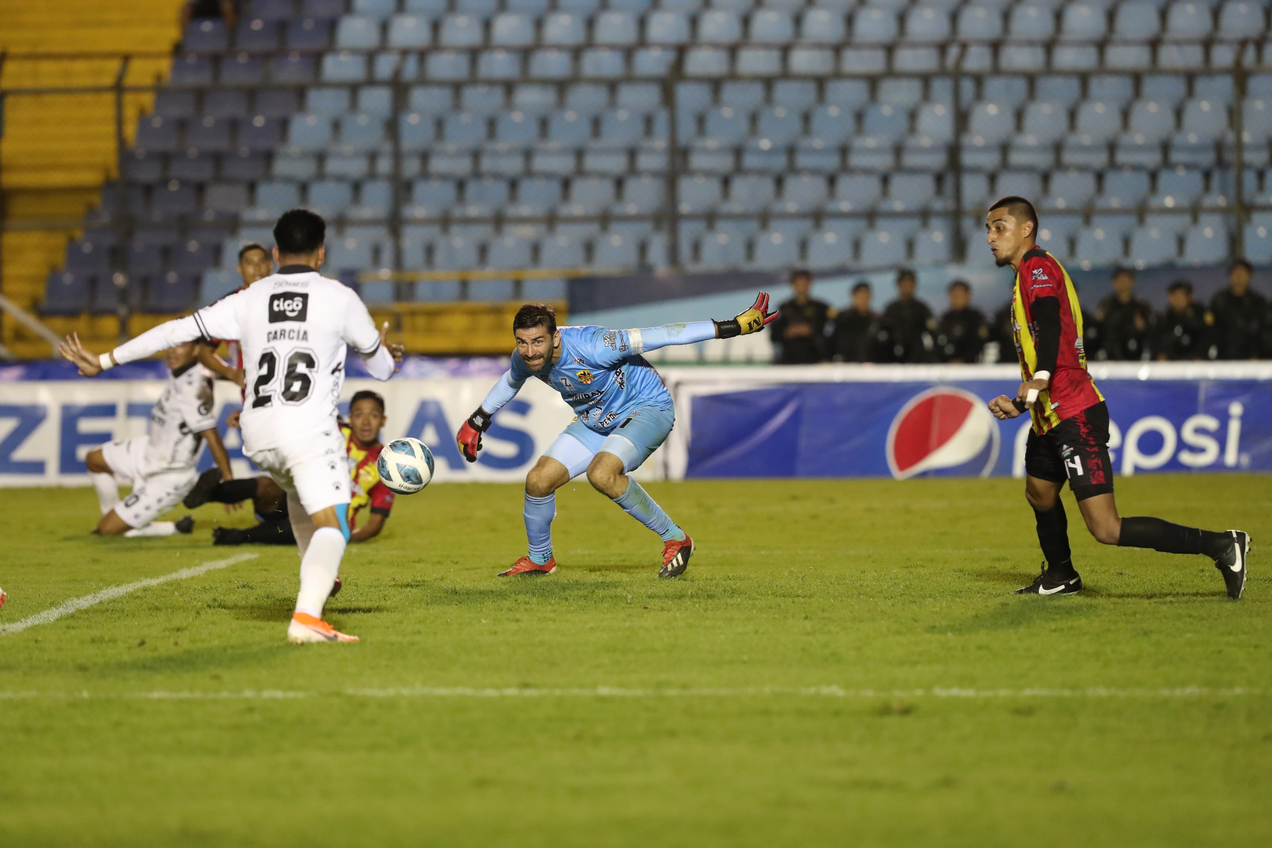 Lynner García (25) se prepara para rematar y marcar el tanto del empate de Comunicaciones. (Foto Prensa Libre: Erick Ávila)