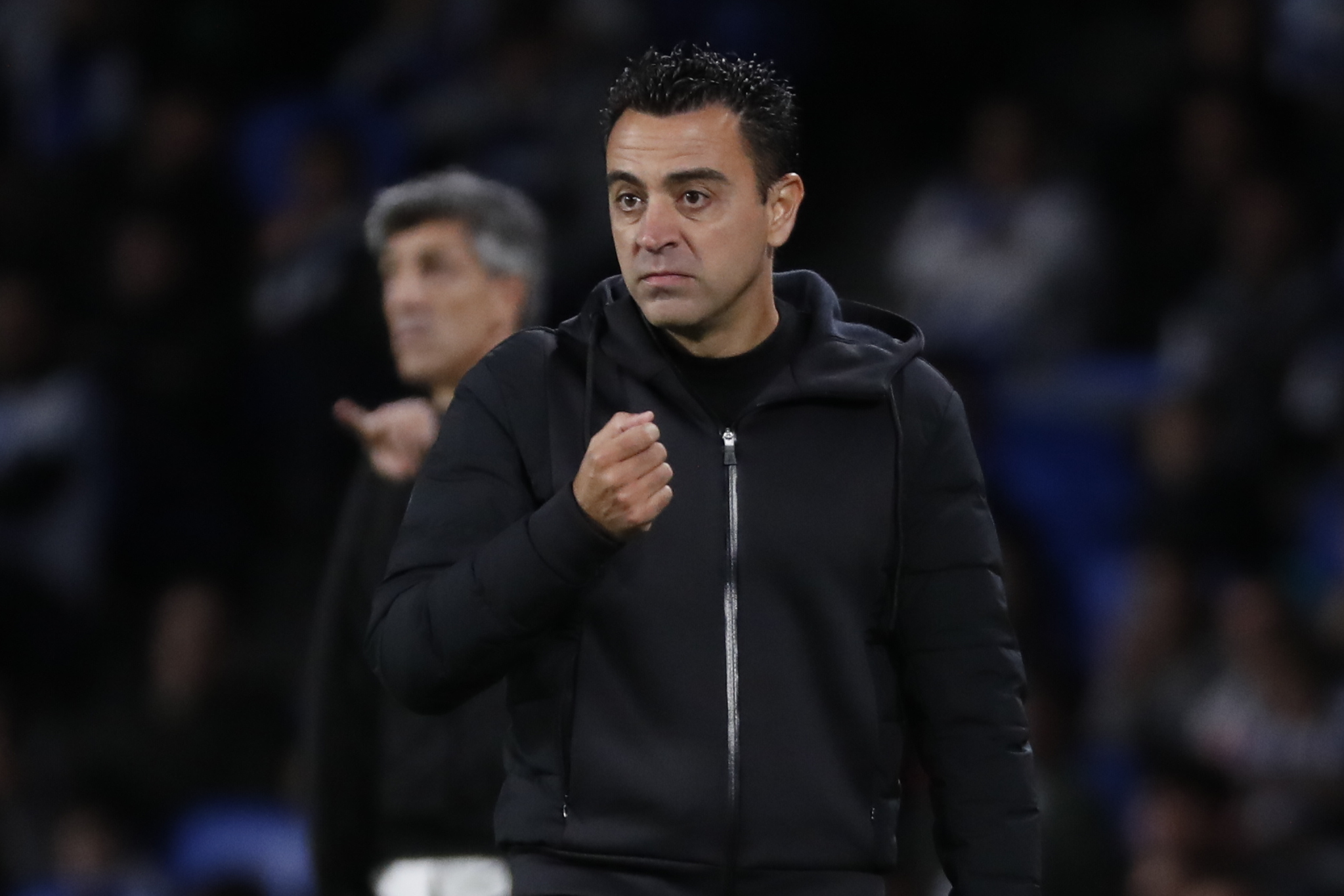 El entrenador del FC Barcelona, Xavi Hernández, durante el partido de la jornada 12 de LaLiga que Real Sociedad y FC Barcelona disputan el sábado. (Foto Prensa Libre: EFE)