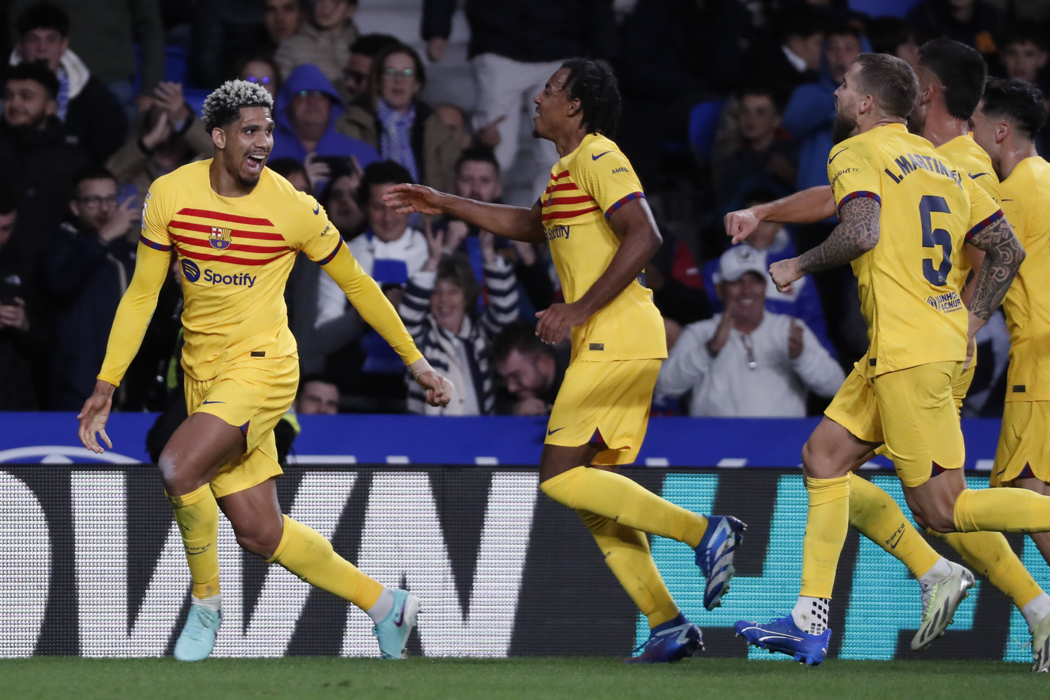 El defensa uruguayo del FC Barcelona, Ronald Araújo (i), celebra su gol con sus compañeros durante el partido de la jornada 12 de La Liga. (Foto Prensa Libre: EFE)