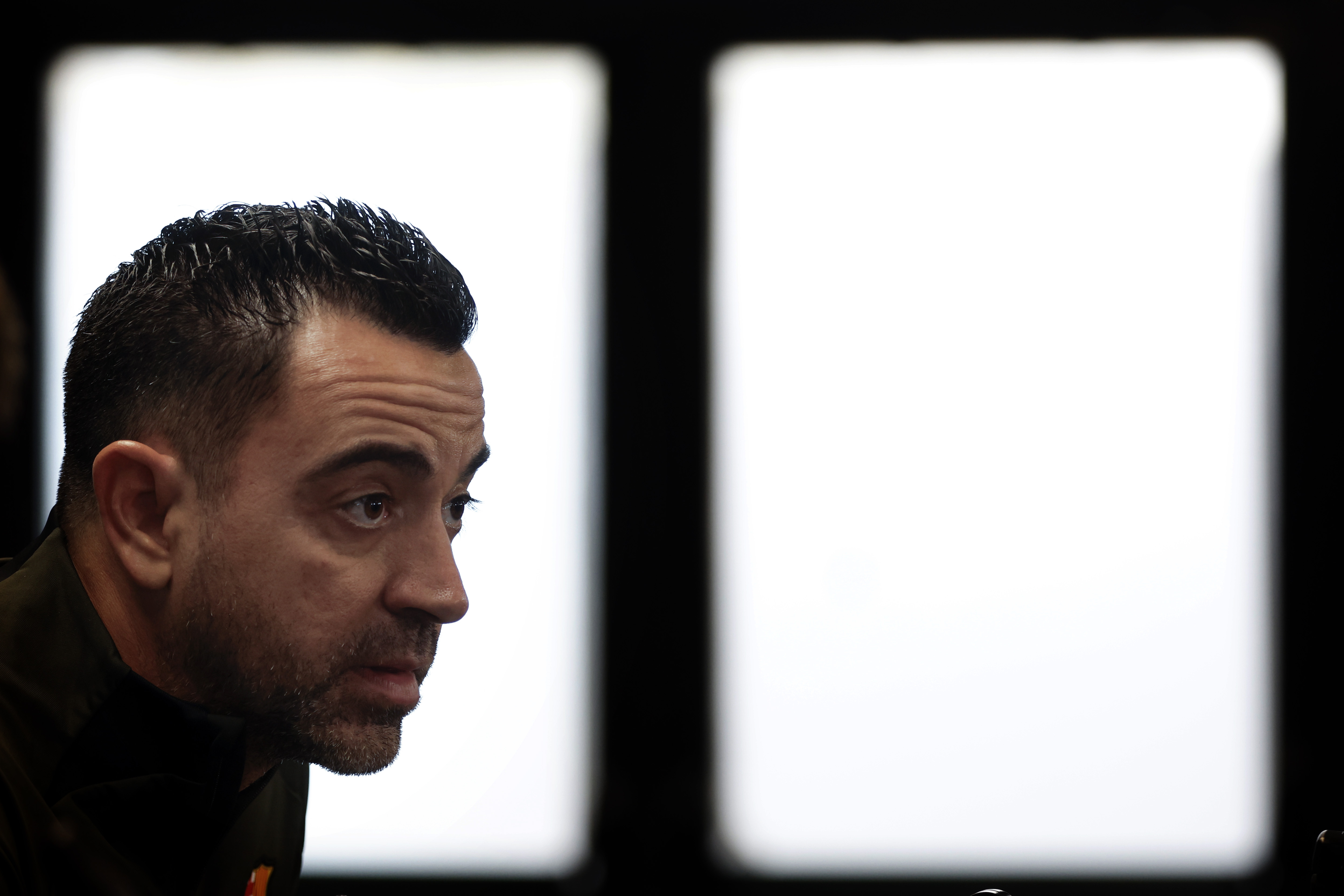 El entrenador del FC Barcelona, Xavi Hernández, durante la rueda de prensa posterior al entrenamiento realizado en la Ciudad deportiva Joan Gamper. (Foto Prensa Libre: EFE)