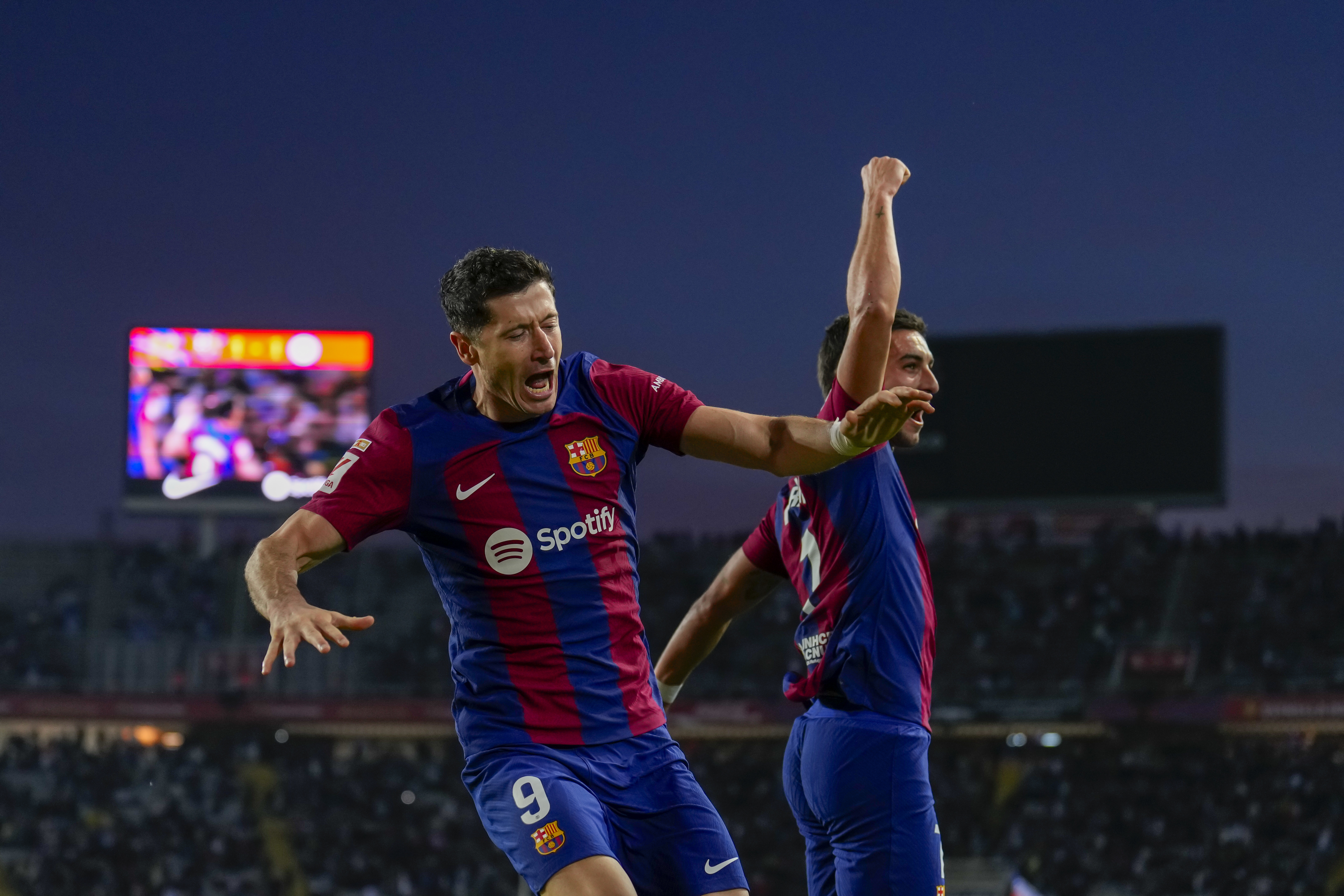 El delantero polaco del Barcelona, Robert Lewandowski (i) celebra uno de sus goles, durante el partido contra el Deportivo Alavés. (Foto Prensa Libre: EFE)