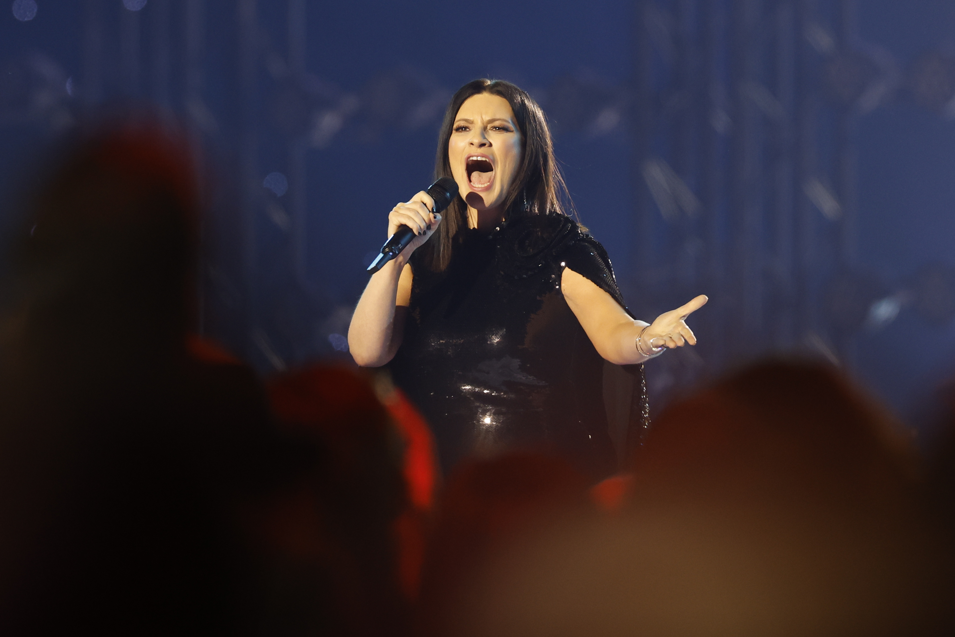 Un hombre fue detenido en Paris por disparar afuera de un concierto de Laura Pausini