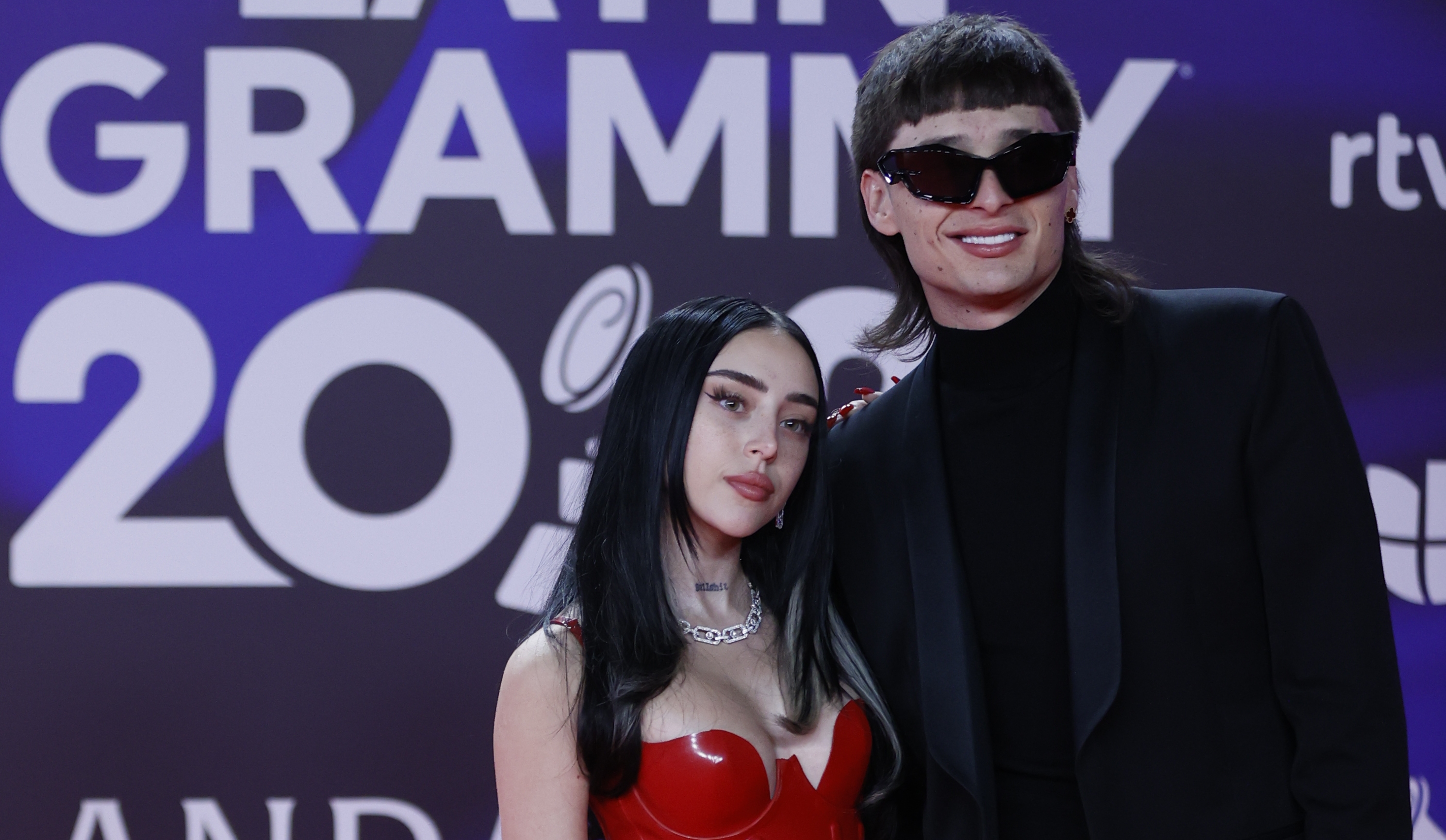 Peso Pluma y Nicki Nicole fueron vistos muy cariñosos durante la alfombra roja de los Latin Grammy 2023.