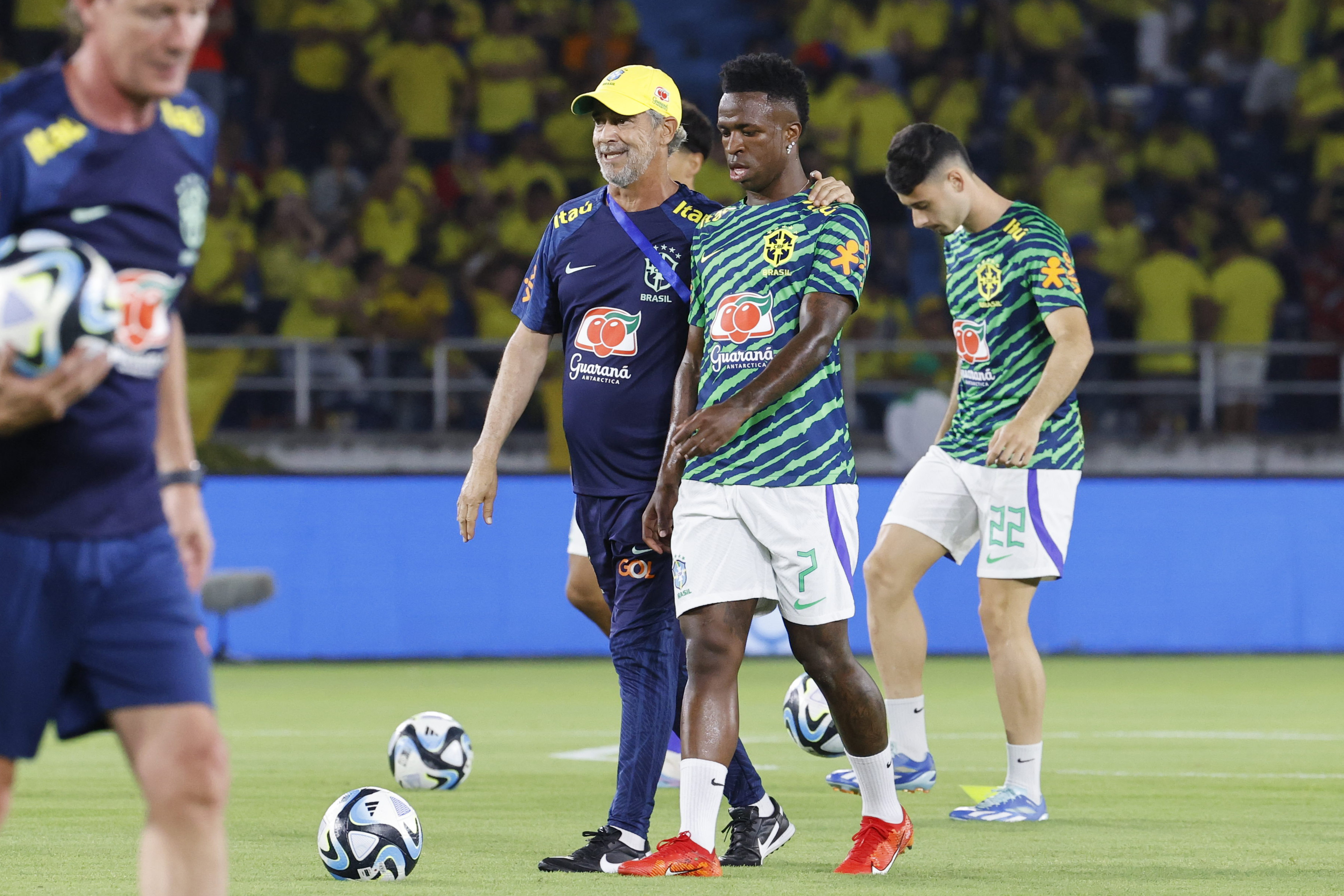 Vinícius Júnior (c), de Brasil, antes del partido de las Eliminatorias Sudamericanas ante Colombia. (Foto Prensa Libre: EFE)