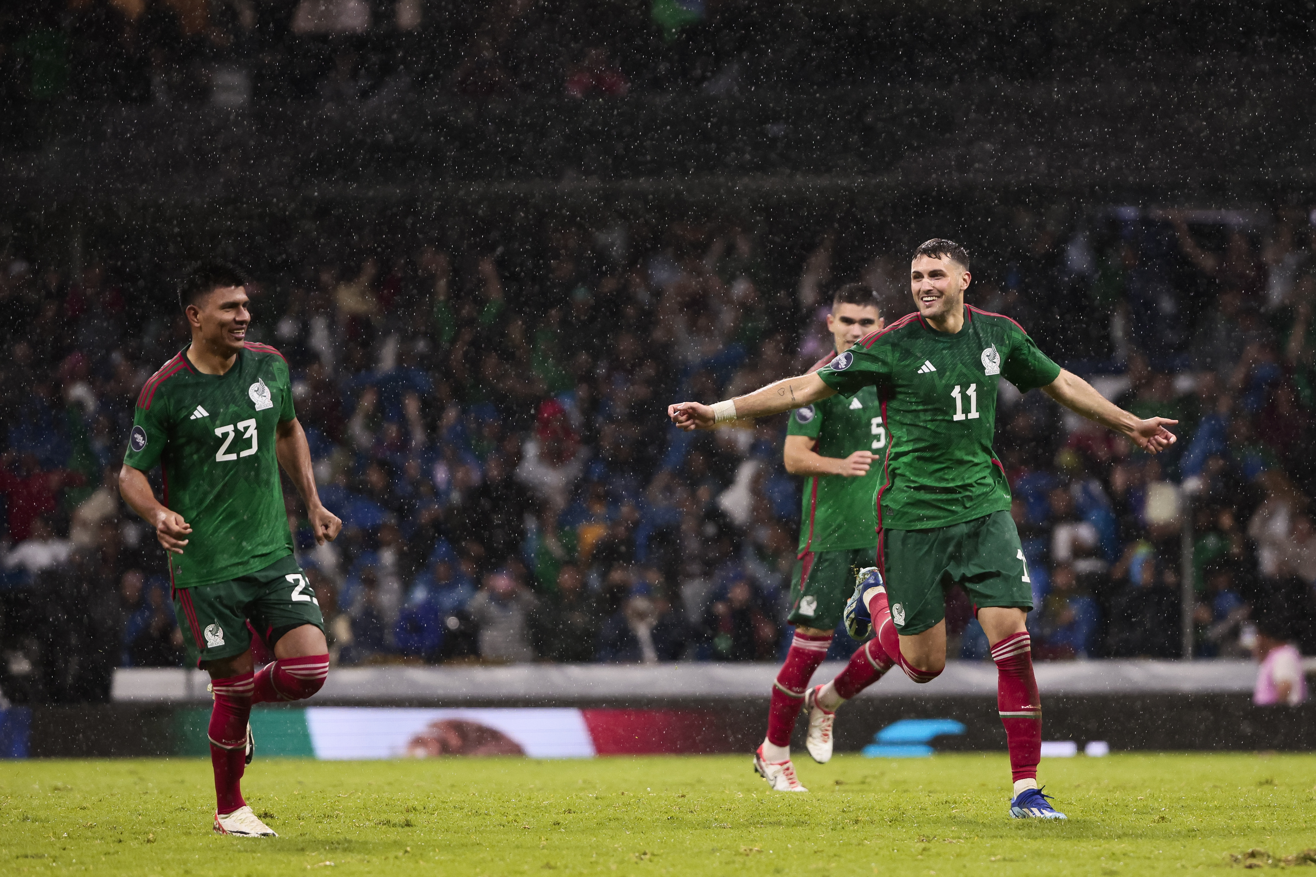 Jugadores de México celebran la victoria contra Honduras y el paso a la siguiente ronda a través de la tanda de penales. Foto Prensa Libre (EFE)