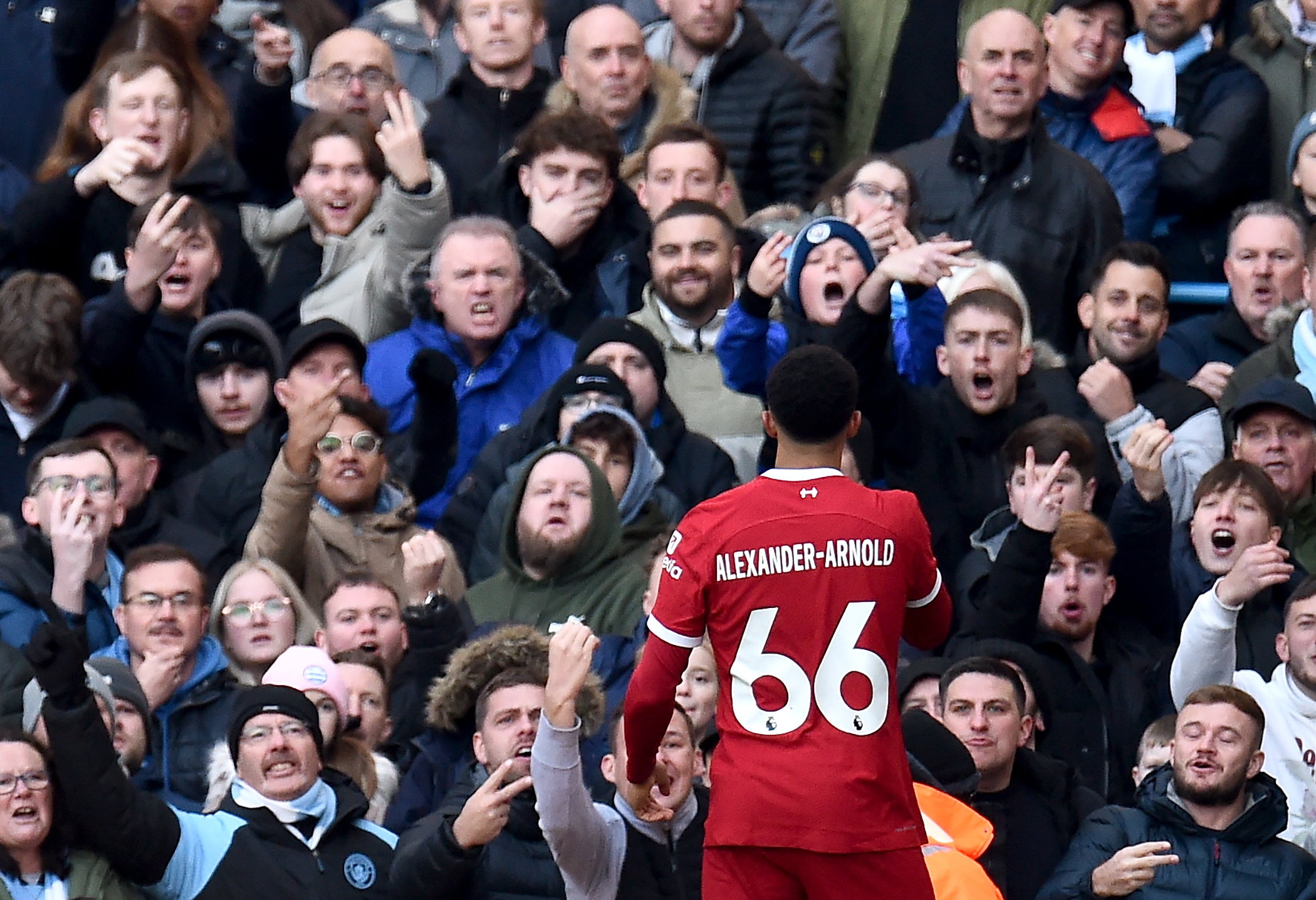 Trent Alexander-Arnold, del Liverpool, encara a los aficionados del Manchester City luego de anotar el 1-1. (Foto Prensa Libre: EFE)