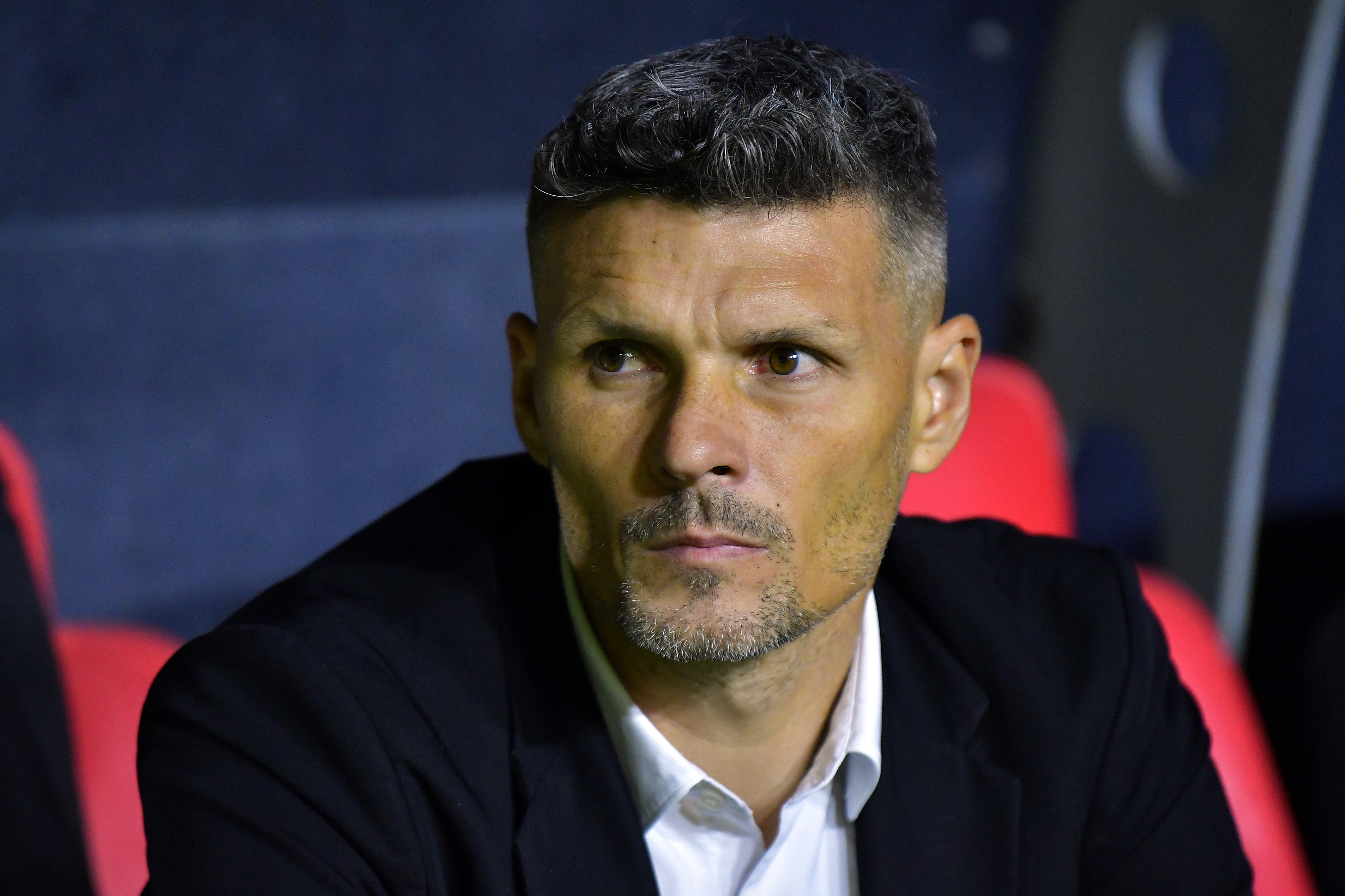 El entrenador Fernando Ortiz del Monterrey en el banquillo durante un partido.