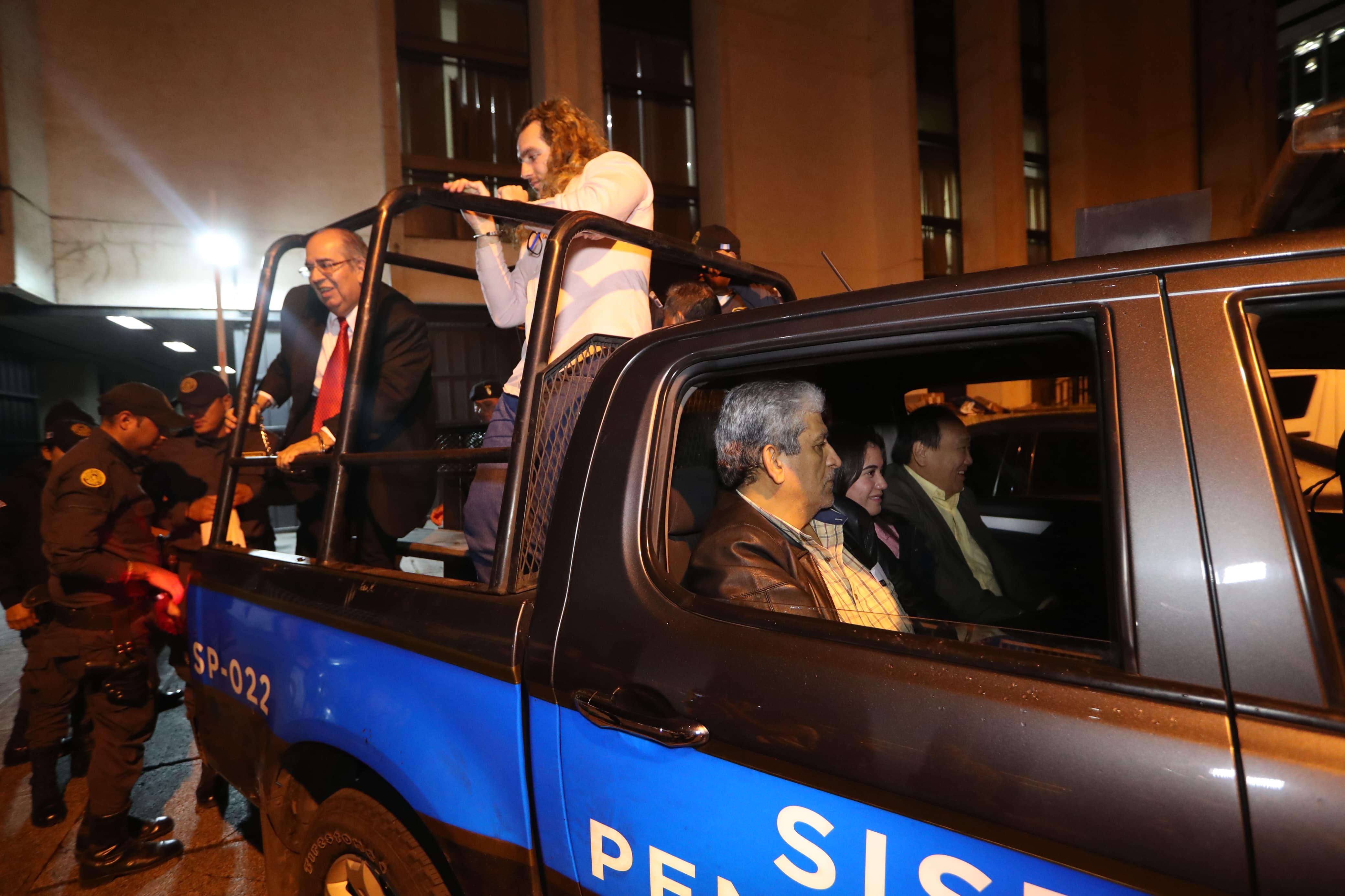 Los seis detenidos en el caso Toma Usac: Botín Político, entre ellas la excandidata a diputada por el Movimiento Semilla, Marcela Blanco, sin trasladados a la prisión preventiva en la que se encuentran. (Foto Prensa Libre: Esbin García) 