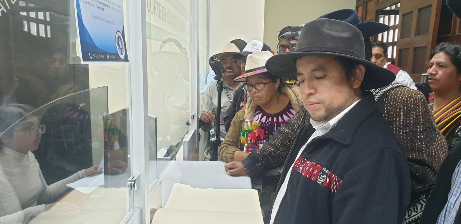 Líderes de los 48 Cantones de Totonicapán presentan el memorial en la CC. (Foto Prensa Libre: Leslie Sánchez)