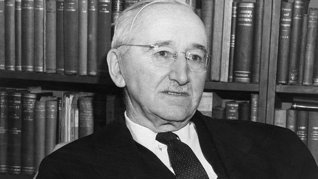 Friedrich Hayek, máximo exponente de la Escuela de Austria. (GETTY IMAGES)