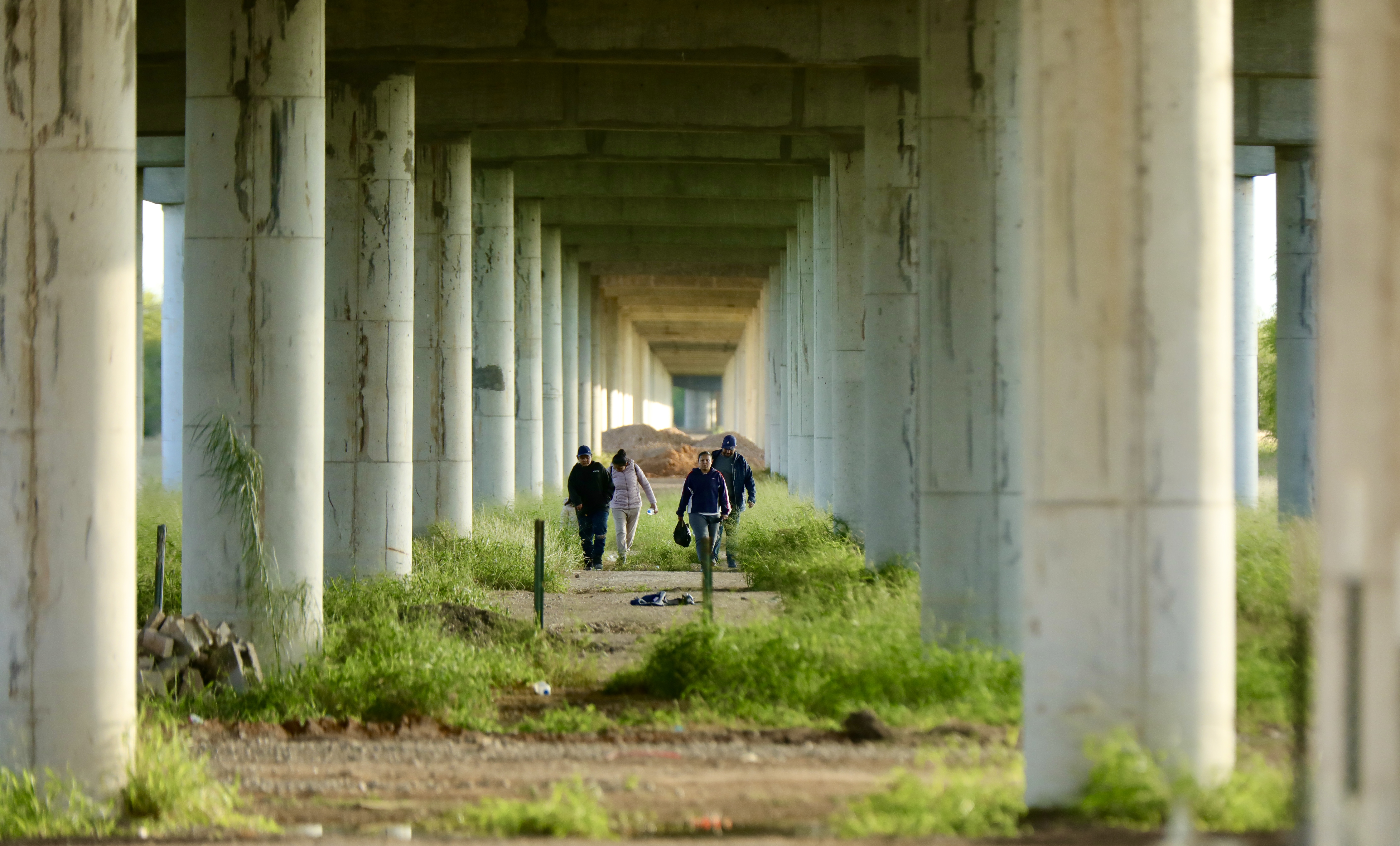 Una mujer y una niña recién llegan al puente Anzaldúas, donde se entregan los migrantes a la Patrulla Fronteriza en el lado del Valle del Río Grande. (Foto. Embajada de EE. UU. en El Salvador)