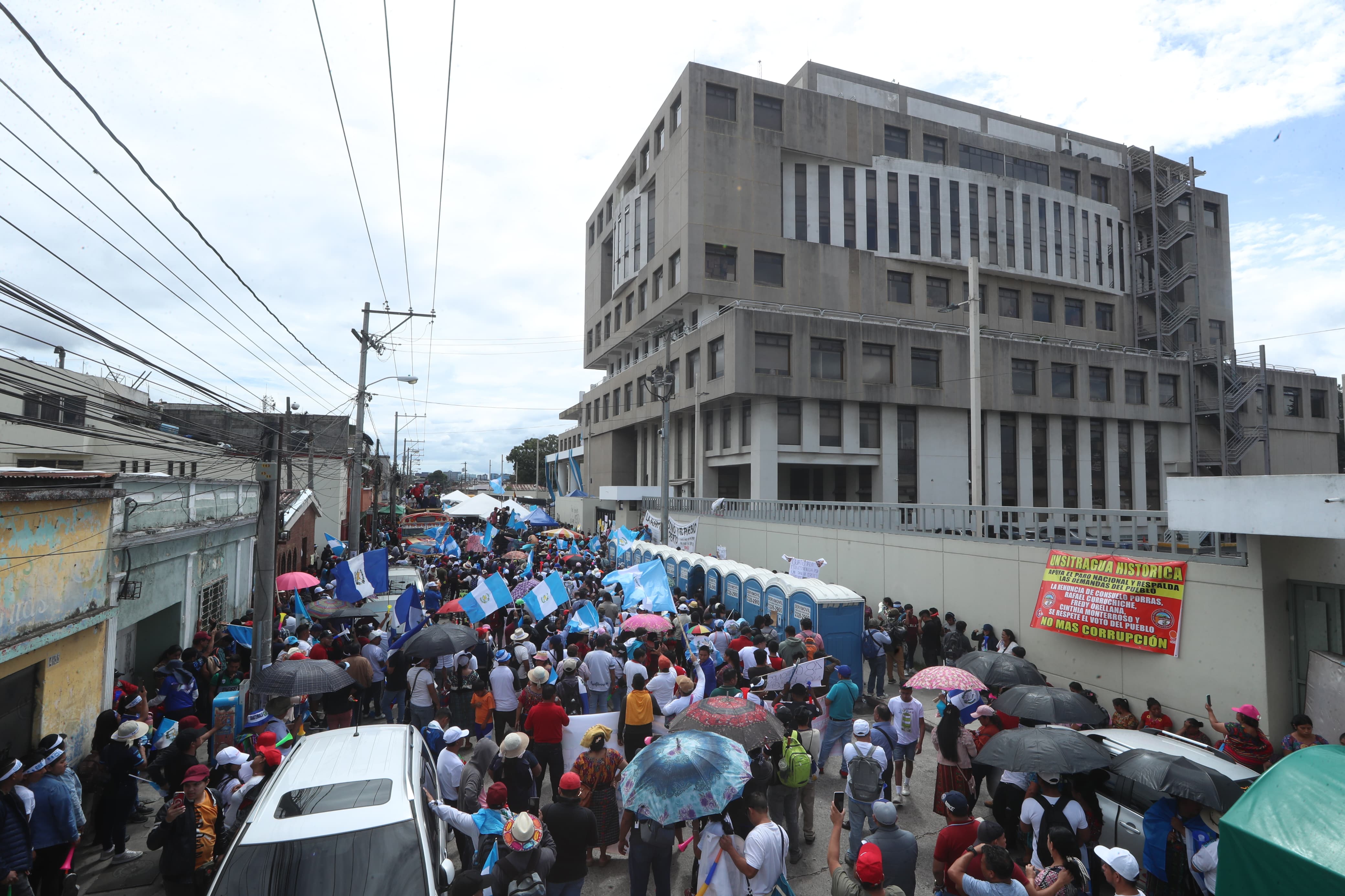 Desde principios de octubre pasado, miles de guatemaltecos han salido a las calles para protestar contra las acciones del MP y para exigir la renuncia de la fiscal general Consuelo Porras. (Foto Prensa Libre: Esbin García)