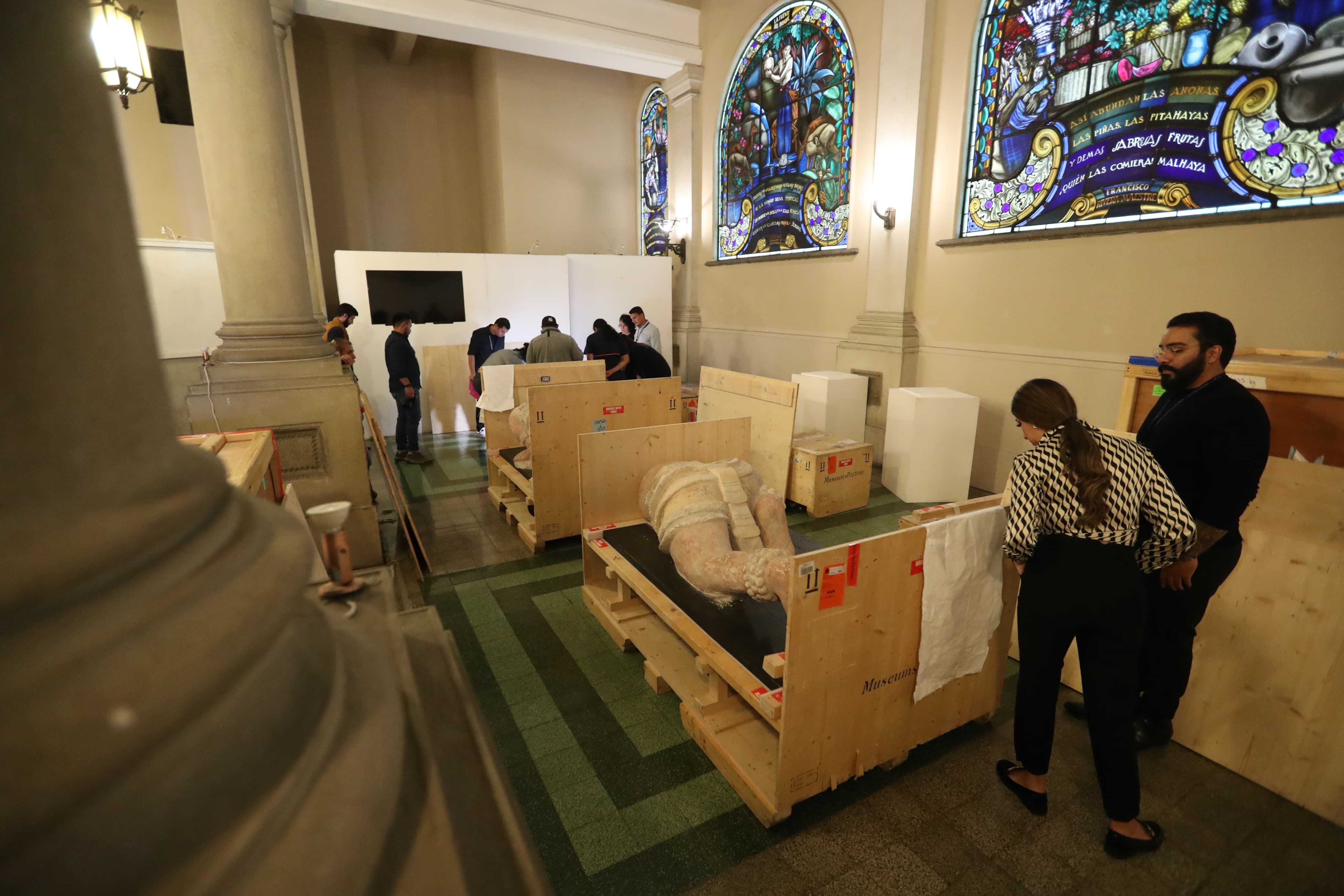 Más de 250 piezas están en el Palacio Nacional de la Cultura en inspección por autoridades.   (Foto Prensa Libre: Carlos Hernández)