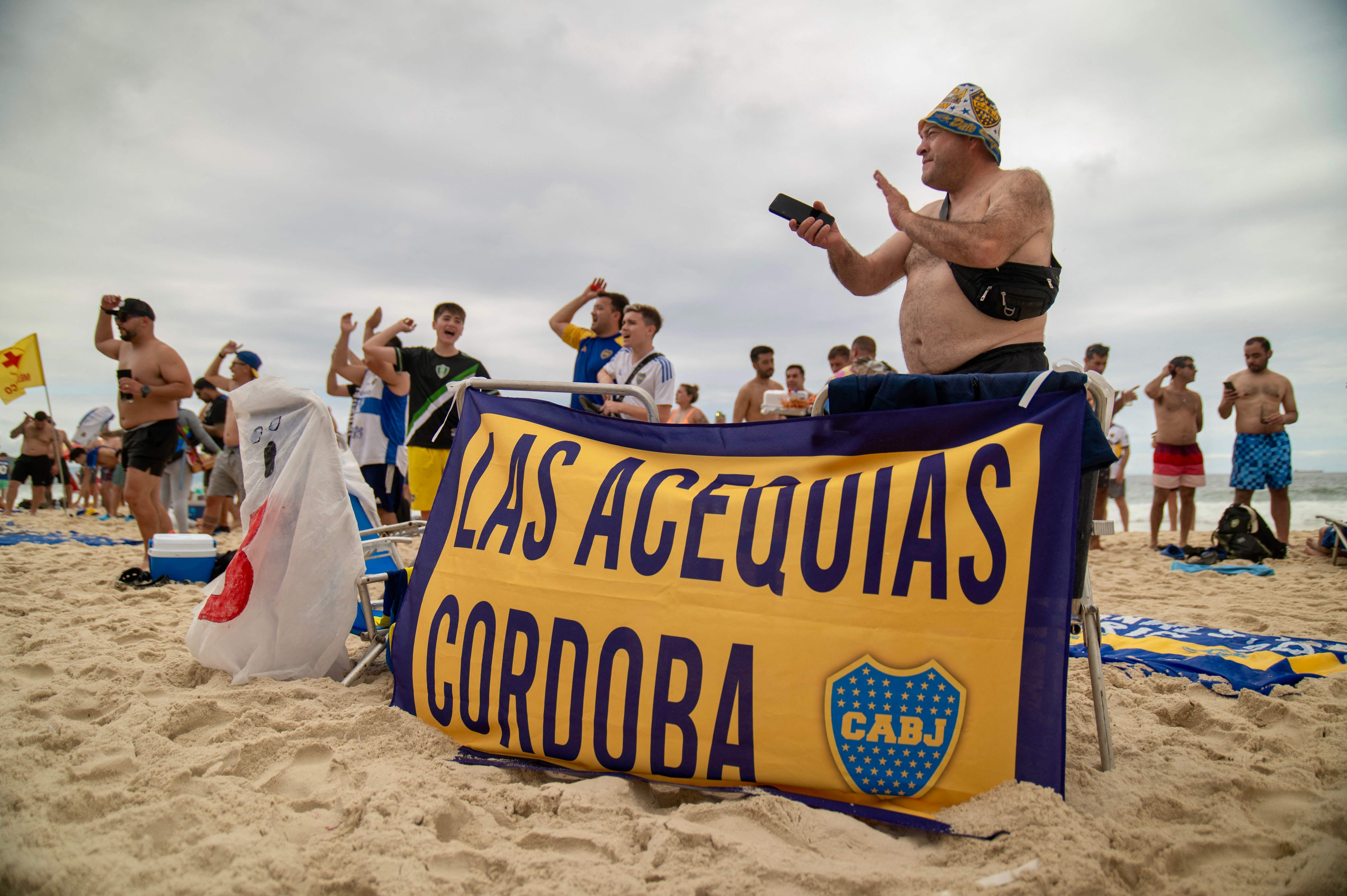 Aficionados de Boca antes de los incidentes con los aficionados de Fluminense. Foto Prensa Libre (AFP) 