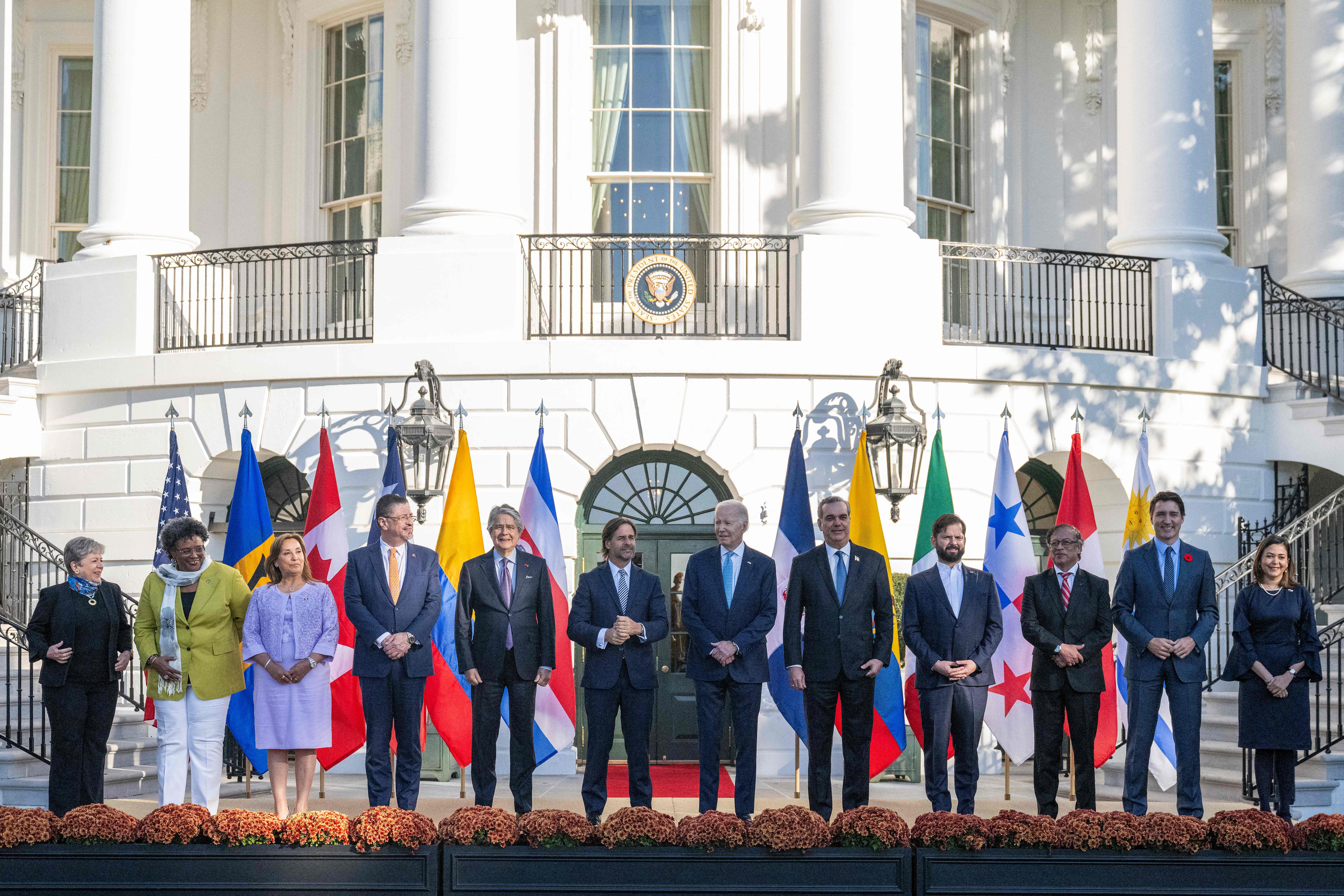 El presidente de Estados Unidos, Joe Biden, al centro de líderes de Latinoamérica en la cumbre que se lleva a cabo en la Casa Blanca, en Washington, DC. (Foto Prensa Libre AFP)