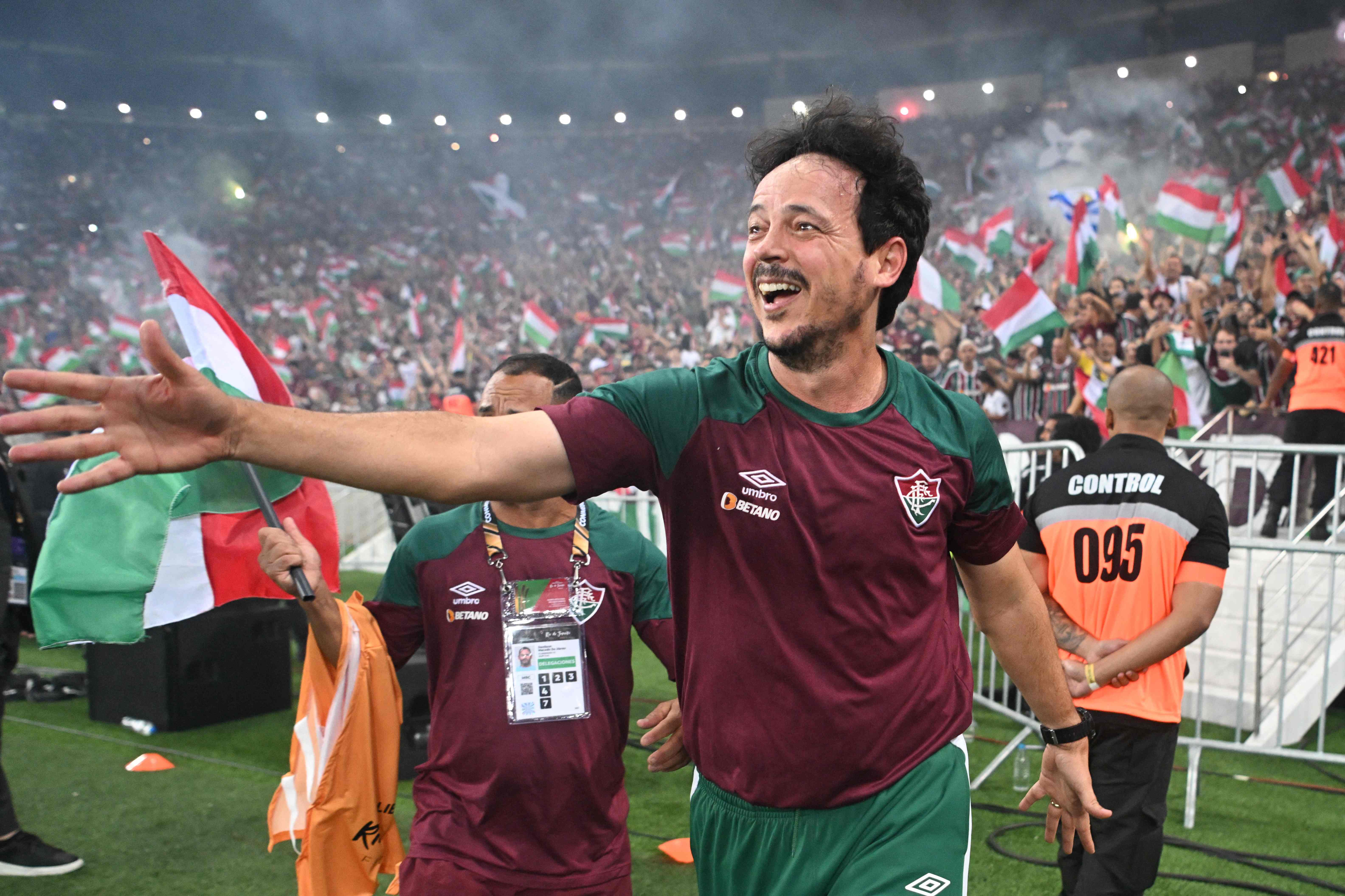 El entrenador del Fuminense, Fernando Diniz, celebra luego de ganar la Libertadores ante Boca Juniors en el Maracaná. (Foto Prensa Libre: AFP)