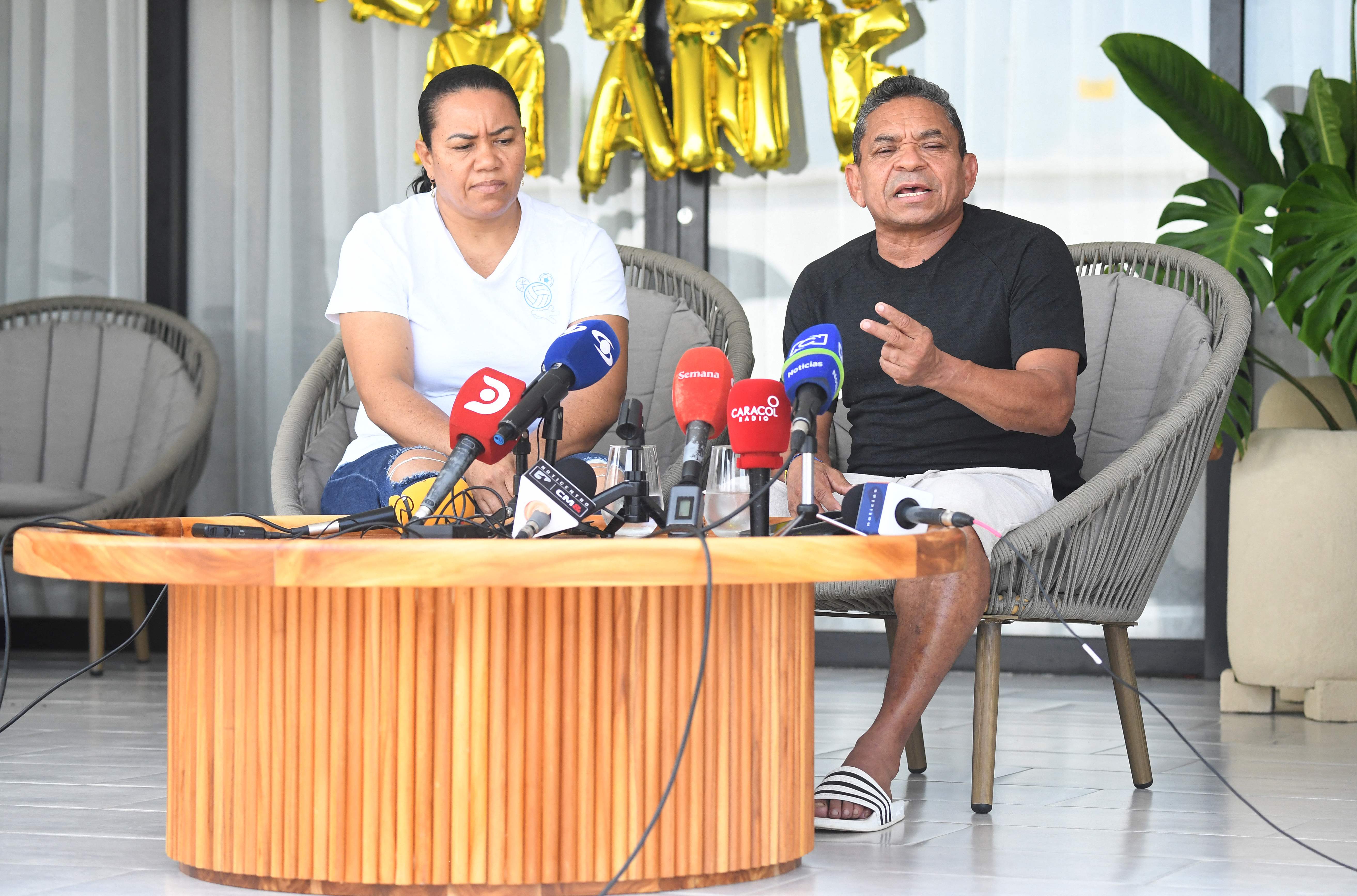 El papá del jugador del Liverpool, Luis Diaz, Luis Manuel, habla en conferencia tras ser liverado en Barrancas, Colombia, el 10 de noviembre. (Foto Prensa Libre: AFP)